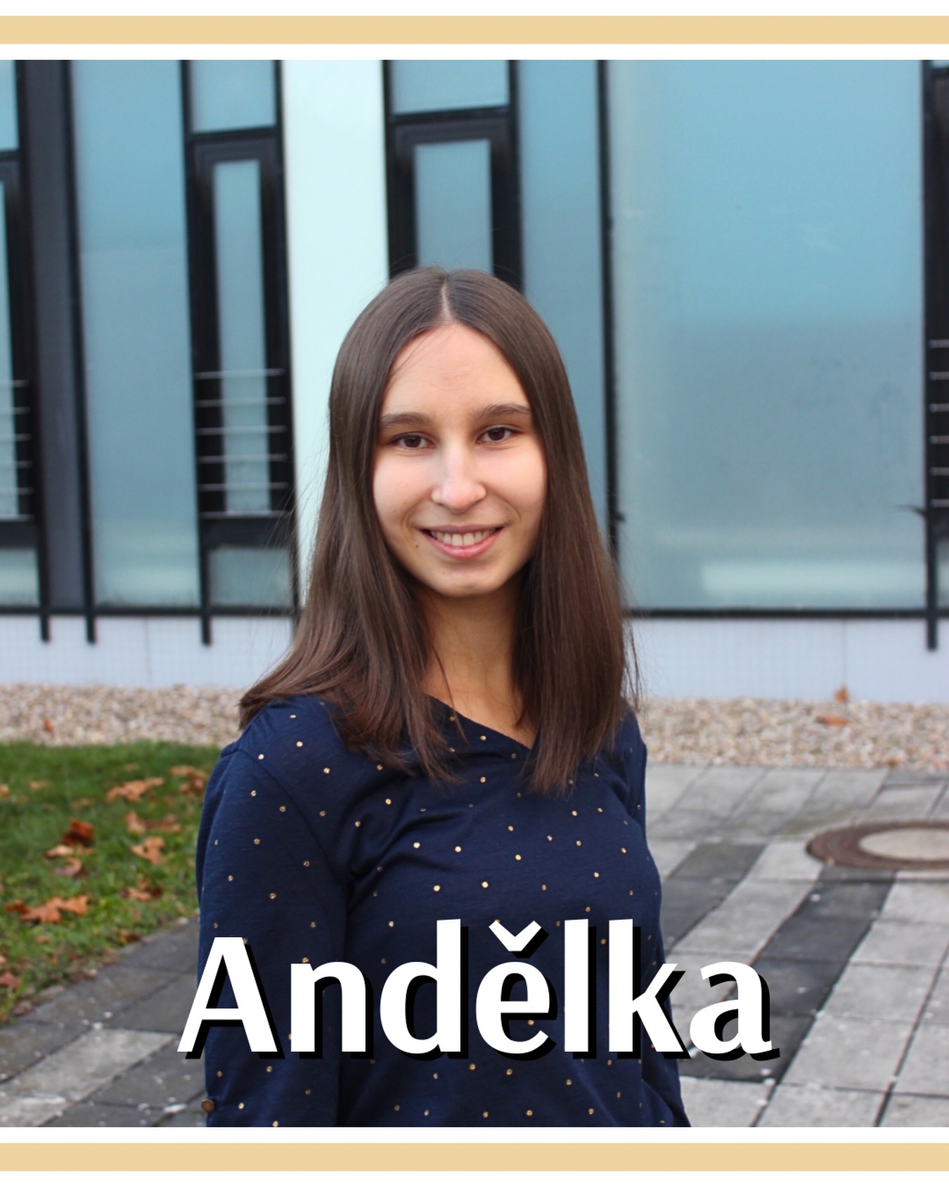 Redaktor
Andělka Staňková
♌🐈📚🐎🤍
2. ročník
Jsem redaktorka; píšu pro vás zprávy a reportáže, abyste byli v obraze. Díky článkům na webu si také můžete zavzpomínat na skvělé akce, kterých jste byli součástí!
Asi vás nepřekvapí, že mojí velkou vášní je psaní a čtení. Pokud zrovna nemám knihu v ruce, mám jistojistě v náručí kočku, nebo se dívám na svět z koňského hřbetu.