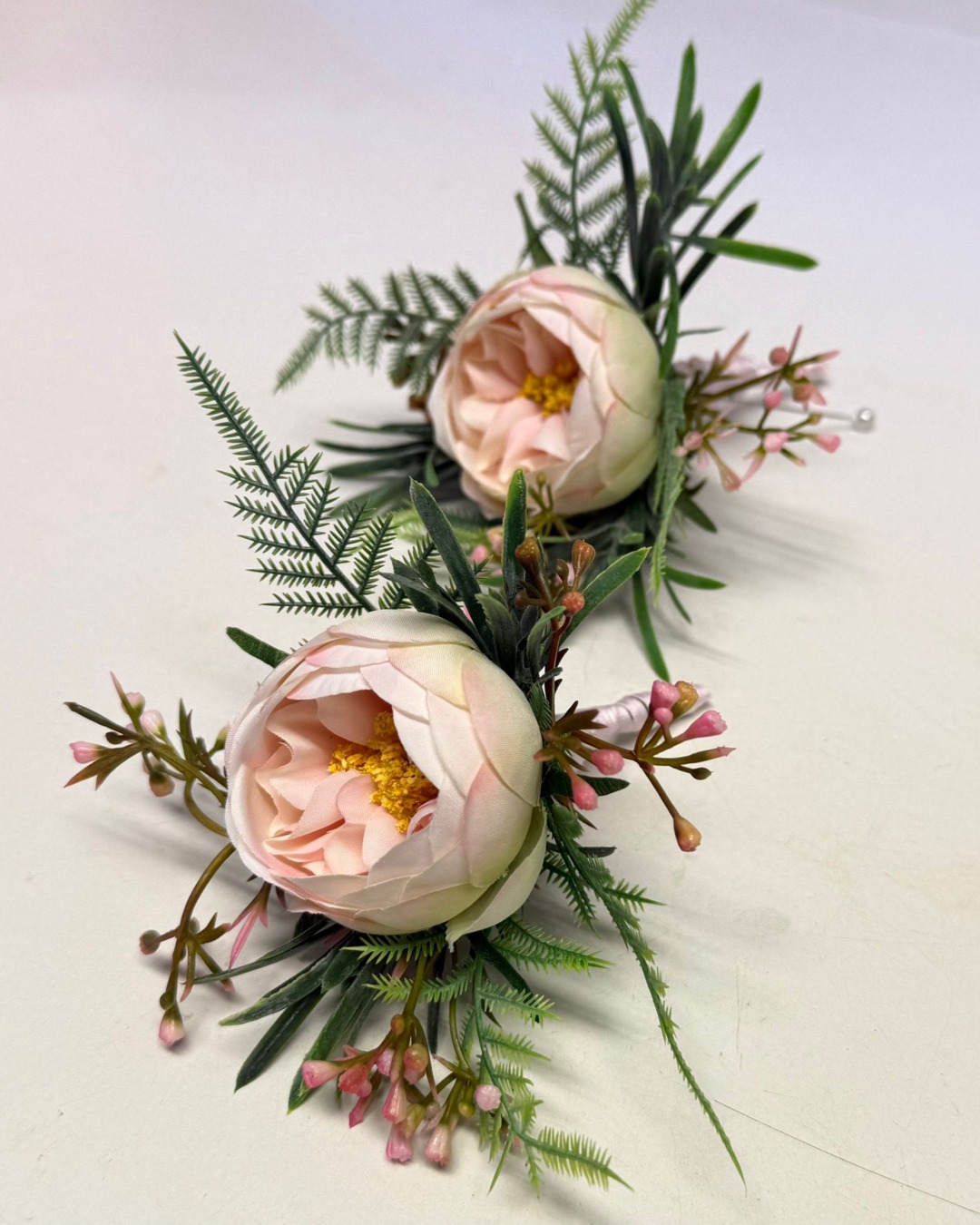 2 cute buttonholes ready to go out.
Resistant to crushing hugs, jackets being thrown down, and any heat the summer can offer.
#artificialweddingflowers #fauxbuttonholes #artificialflorals