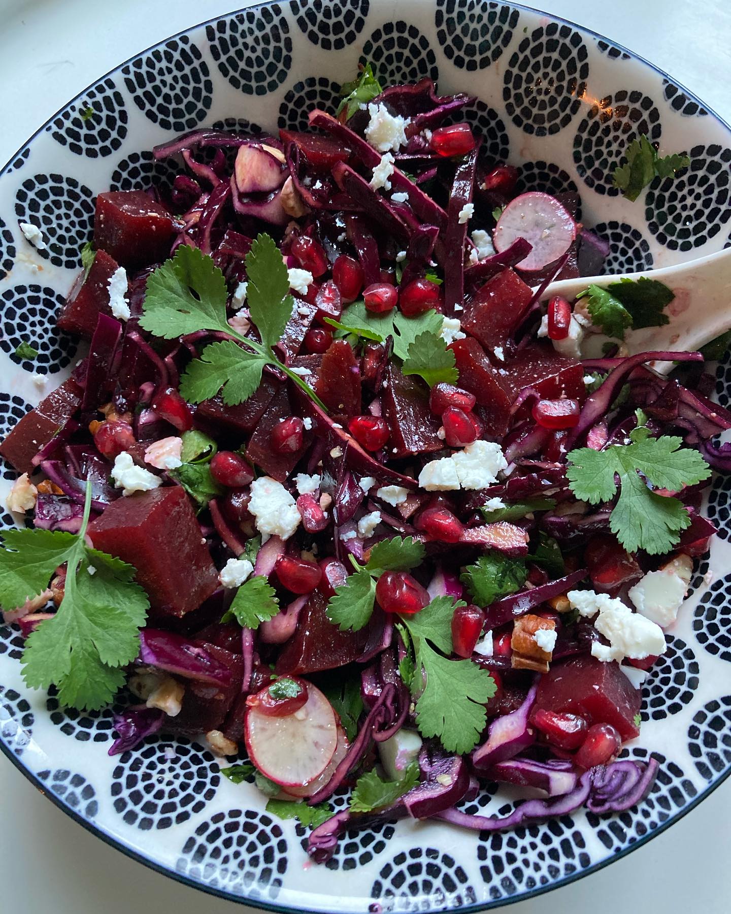 Salade de betterave, chou rouge, grenade, fêta!
Envie d’un shoot de couleur rouge, violette et de nombreux anti oxydants, pour booster le Sang, Coeur et Reins, voici la première salade des beaux jours! Comme vous savez, en Diététique Chinoise, on n’est pas fan des légumes crus (car plus difficile à digérer que les légumes cuits), mais là, avec ces agréables premiers rayons de soleil et températures qui se réchauffent un peu, cette salade sera parfaite: mi crue (avec le chou rouge), mi-cuite avec la betterave cuite!
Pour 4 personnes: 1 betterave cuite, 100g de chou rouge, 1/4 oignon rouge, 1/2 grenade, 10 radis roses, 1 poignée de noix (ou cacahuètes), 50g de fêta, coriandre fraîche.
Vinaigrette: 4 c.a soupe d’huile de sésame, 2 c.à soupe de vinaigre balsamique, 2 c.à soupe de sauce de soja claire, 1 pincée de sucre, poivre.
Éplucher et couper très finement l’oignon, les radis et le chou. Éplucher et couper en petits cubes la betterave cuite. Récupérer les grains de la grenade. Ecraser légèrement les noix. Laver, effeuiller et ciseler la coriandre. Couper en tout petits morceaux la fêta.
Mettre tous les ingrédients dans un saladier.
Mélanger les ingrédients de la vinaigrette. Vérifier l’assaisonnement.
Bien mélanger et si possible servir 1 heure après la salade à température ambiante.
Bon appétit!
#saladecomposee #salades #salad #salada #insalata #chourouge #chou #grenade #betterave #betteraves #cuisinesanté #dietetique #cuisineminceur #dietetiquechinoise #chinesefoodtherapy #madreperlamtc