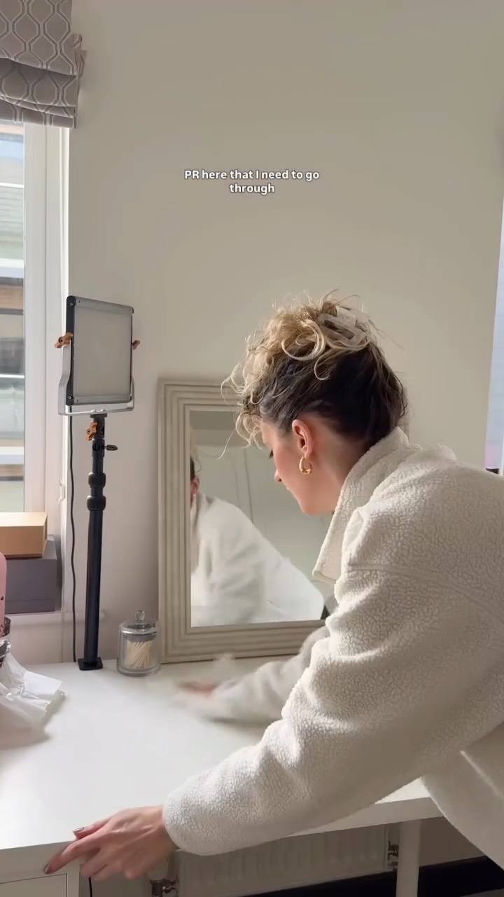 Not long until I’ll be back with the wedding day vlogs, time is flying! ✨
Thank you @cowshed for my the new candle 🫶
#hertfordshiremakeupartist #thelifeofamakeupartist #dayinthelife #londonmua
Bishops Stortford makeup artist
The life of a makeup artist vlog
Day in the life
Makeup artist Hertfordshire