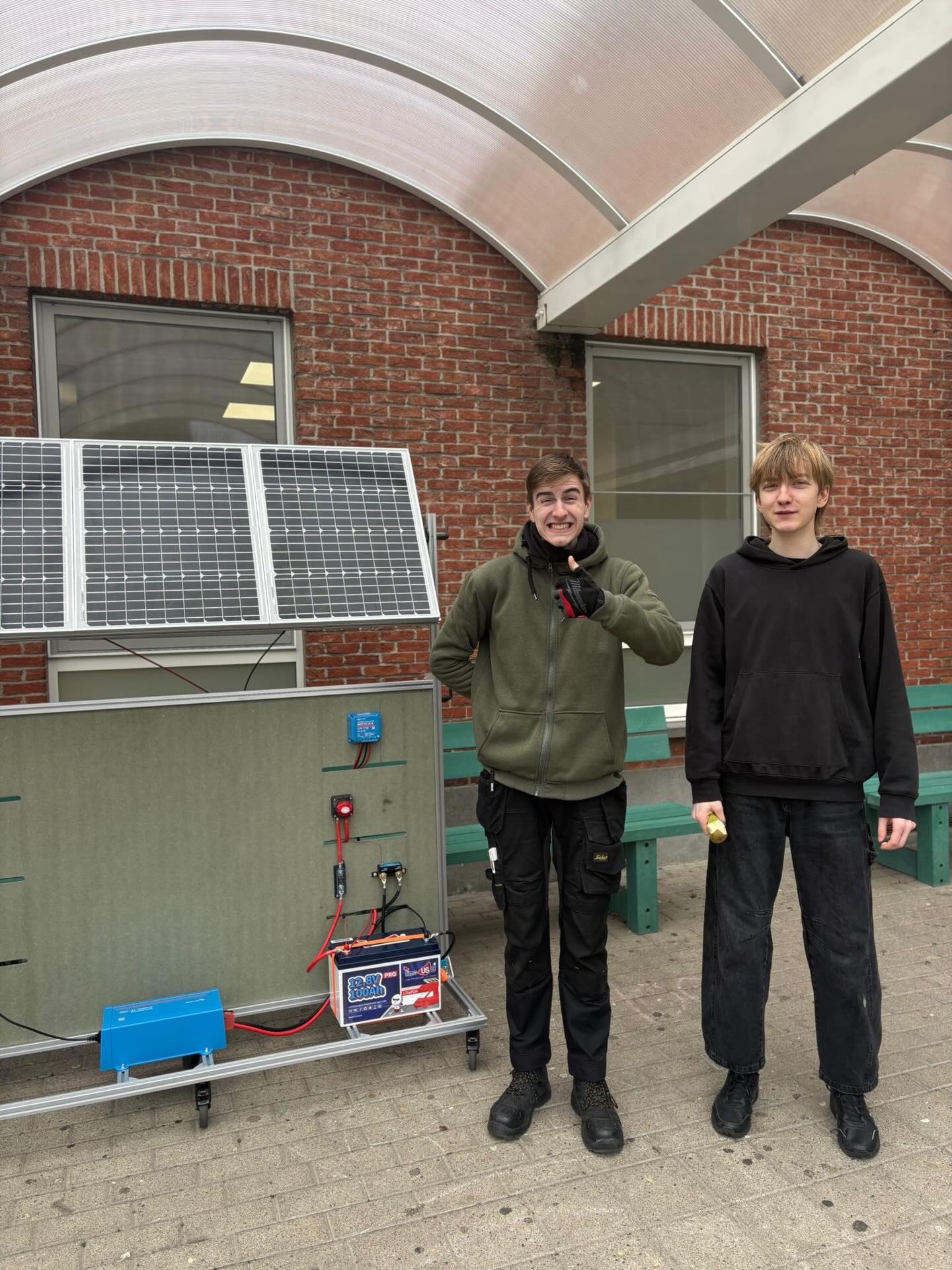 Nieuwe leerlingen verkenden de school aan de hand van een bingokaart en maakten zo op een speelse manier kennis met onze werking. Ze namen deel aan een quiz, maakten fruitbrochetten, bouwden bruggen en legden een parcours af.