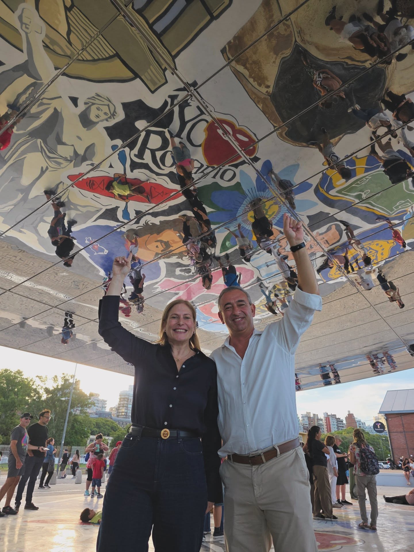 Qué lindo ver a Rosario otra vez lleno de vida
Hoy inauguramos el Paseo Costa Nueva y la verdad… da orgullo. Familias caminando, chicos corriendo, gente sacando fotos, amigos tomando mate frente al Paraná. Eso es volver a disfrutar la ciudad.
El Aura te hace frenar un segundo, mirar hacia arriba y redescubrir todo lo que somos. Y sí… ya tengo mi selfie favorita en el paseo.