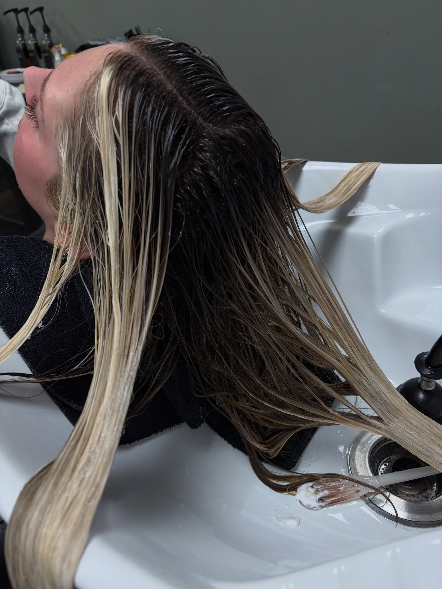 Our view while your root melt & wet balayage process 👌🏽