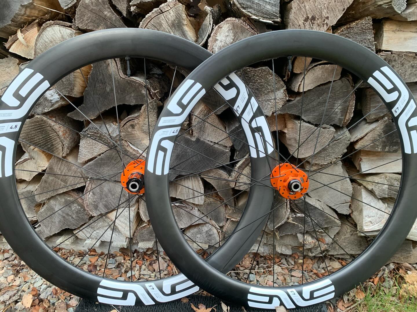 Prior to the new ENVE dealership website launch, heres a nice pair of SES 4.5 Chris King R45 from today. Matte Mango. CX-Rays.
@envecomposites @chriskingbuzz @sapim_official @sapimspokes