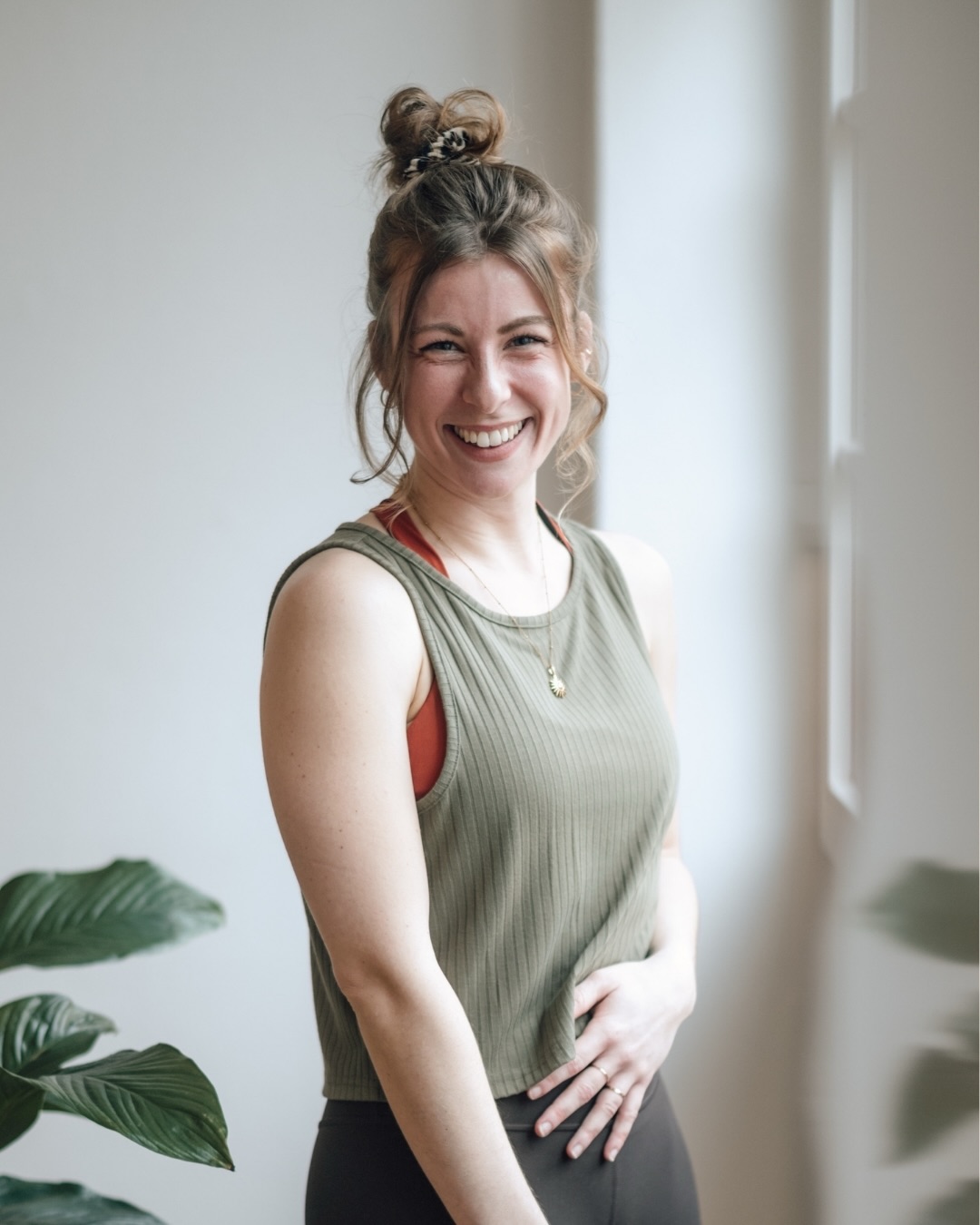 Yoga Fundamentals - dein Beginner Workshop mit Christina💫
Dieser dreistündige Workshop schenkt dir einen sanften und zugleich klaren Einstieg in die Welt des Yoga. In einem geschützten, liebevoll gehaltenen Rahmen lernst du die grundlegenden Asanas kennen, probierst erste Atemtechniken (Pranayama) aus und tauchst sanft in Meditationstechniken ein.
Schritt für Schritt erfährst du, wie Atem und Bewegung miteinander verschmelzen und wie aus dieser Verbindung innere Ruhe und neue Kraft entstehen kann. Dabei wird spürbar: Yoga ist weit mehr als eine körperliche Praxis – es ist ein ganzheitlicher Weg, der dich auf körperlicher, mentaler und emotionaler Ebene berührt.
Der Workshop bereitet dich achtsam darauf vor, dich später auch in offenen Klassen sicher zu fühlen. Du bekommst Raum, Fragen zu stellen, Zusammenhänge zu verstehen und Vertrauen in deine eigene Praxis zu entwickeln. Unser helles, warmes Studio bietet dir einen Ort zum Ankommen und Loslassen. Christina begleitet dich mit ihrer ruhigen, klaren Art und viel Herz durch alle Übungsphasen. Mit Aufmerksamkeit, Geduld und Freude schafft sie eine Atmosphäre, in der du dich ausprobieren und entfalten darfst.
Auch wunderbar geeignet, wenn du bereits erste Yogaerfahrungen gesammelt hast und dein Verständnis vertiefen möchtest!
Starte deine Yogareise und begegne dir selbst auf neue Weise.🧡
Sonntag, 22.03.26
12-15 Uhr
Studio Mosel
Anmeldung via Eversports✨
#beginneryoga #startyoga #maniyogatrier #yogaintrier