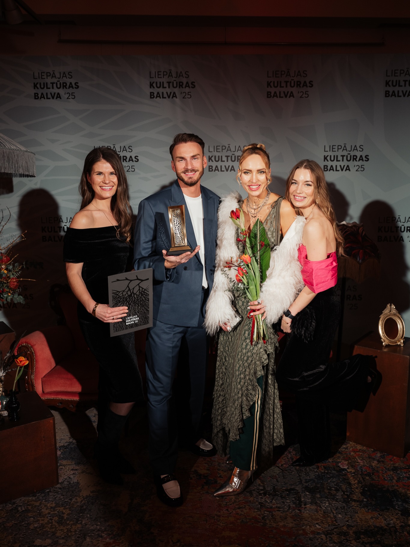 Tu vari no sirds mīlēt savu darbu un ik dienas ar lielu degsmi soļot uz priekšu, bet bez laba vārda, komplimenta vai atzinīga novērtējuma agri vai vēlu sanāks piekust 🙂↕️
Vakardien saņēmām to visu dubultā ❤️ @liepajaskultura balva par mūsu 2025. gada sasniegumiem un Liepājas vārda izskanēšanu starptautiskā mērogā, kā arī gada balva visai radošajai komandai, ar kuru kopā pieveicām lielo jubilejas koncertu! 🫶
Milzu pateicībā par novērtējumu, ticību un iespēju būt te un tagad! Un piedzīvot to visu ar pašiem labākajiem kolēģiem, partneriem un draugiem 🥹 šodien tik sirsnīga sajūta, ka gribas raudāt 🙈
Paldies par fantastisko vakaru un pasākumu! 🙏🏼
Paldies par foto @vpelnsphotography
#liepajalv #sarmantipasakumi #kulturasbalva #cultureawards