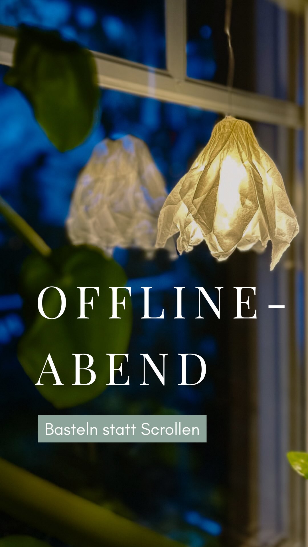 Ich muss zugeben, dass es mir gerade nach einem langen Tag, an dem ich oft nur im „Geben-Modus“ bin, schwerfällt, mir abends bewusst Zeit für mich zu nehmen – abseits vom Screen. Denn für Orgakram oder Planung finde ich oft erst konzentriert Zeit, wenn die Kleine schläft. Und manchmal möchte ich mich auch einfach nur berieseln lassen. Aktive Entspannung ist das leider nicht, I know.🥲
Dies kleine Bastelei hat mich daran erinnert, wieder mehr kleine DIYs auszuprobieren und zu malen. Ich lieb‘s ja und gleichzeitig ist es so eine schöne mentale Pause. 🌀
Ein Schneeglöckchen (für den Herrnhuter Stern) – so einfach geht’s:
1️⃣ 6–10 Streifen Butterbrotpapier als doppeltes Blütenblatt zuschneiden.
2️⃣ Mit Wasser befeuchten und übereinander versetzt auf eine Flasche oder Vase legen.
3️⃣ Trocknen lassen.
4️⃣ Anschließend ein kleines Loch für die Lampenfassung schneiden, durchziehen, fertig!
Probier’s gern aus und folg mir für weitere Entspannungstipps. ✨
Entdeckt bei @elli.lovelythings 🤍
#screenfrei #abendroutine #kreativpause #entspannungszeit