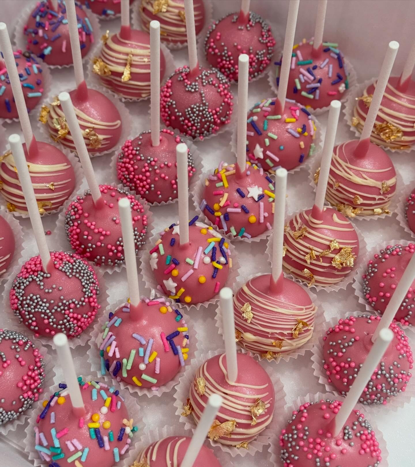 cake pops 💖
a fun bite-sized treat; the perfect addition to your kids birthday parties 🍬
DM to order yours today!
.
.
.
.
.
#cakepops #custommade #gtabakery #kingcity #juliassweettreats
