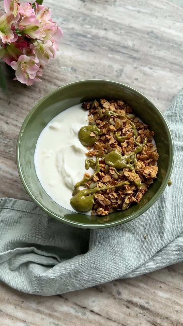 No es solo granola con yogurt.
Es elegir empezar el día sin correr.
Es darle a tu cuerpo algo real.
Es recordarte que lo que comes también es la energía con la que vives.
Más natural, más real.