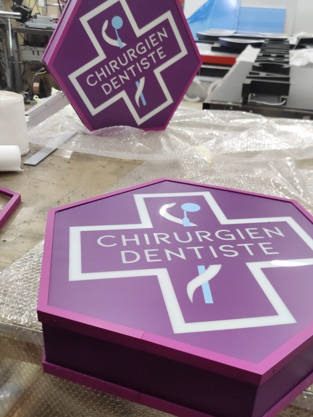 🦷 Enseignes drapeaux lumineuses pour chirurgiens-dentistes
Visibilité maximale, de jour comme de nuit.
Nous concevons et fabriquons des enseignes drapeaux sur mesure, parfaitement adaptées aux cabinets dentaires, alliant esthétique, durabilité et efficacité.
✔ Structure aluminium thermolaqué
✔ Éclairage LED haute performance
✔ Face diffusante avec marquage personnalisé
✔ Fabrication sur mesure dans nos ateliers
✔ Installation professionnelle sur site
Une solution idéale pour valoriser votre cabinet et être visible immédiatement depuis la rue.
📍 Fabrication & pose dans toute la région PACA
📩 Contactez-nous pour votre projet
#enseigne #enseigneluminueuse #enseignedrapeau #dentiste #chirurgiendentiste cabinetdentaire signalétique enseigneled communicationvisuelle fabricationfrancaise marseille paca