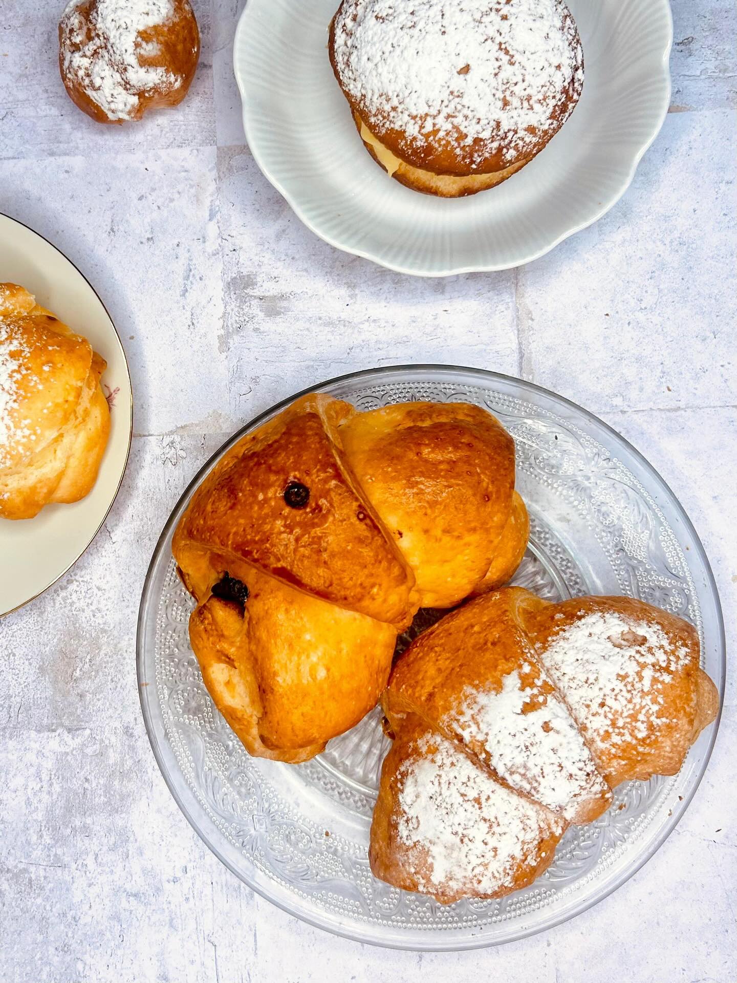 Il buongiorno inizia al mattino. Per tutti… ma per i nostri clienti ancora di più 💛Brioche gluten free con
marmellata extra, crema, pistacchio, cioccolato fondente o semplicemente vuote: preparate artigianalmente e
sempre fresche.
E poi loro, i bomboloni alla crema: soffici, dorati, con quell’esplosione di crema che mette subito di buonumore. Disponibili anche in versione mignon, per chi vuole stare “leggero”.
Sempre gluten free. Sempre artigianali.
Le brioche e i bomboloni di #LaSpigaAmica vi aspettano nei nostri negozi:
📍Bologna – via Petrarca 13/2, zona San Mamolo
📍Milano – via Caravaggio 14, zona Solari
💬 Per ordini e informazioni, scriveteci su WhatsApp al 339 684 4440
#dolciartigianaliglutenfree #senzaglutine #glutenfree #glutenfreebologna glutenfreemilano
