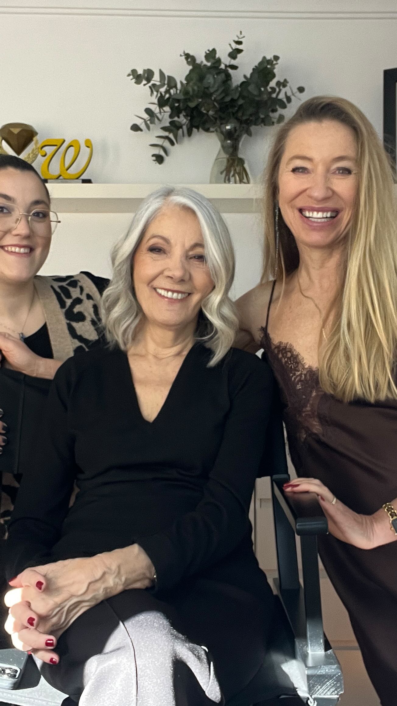 VIDA DESPUÉS DE LOS 50.
Vídeo.
En una conversación con Beata @beata_praska compartimos la experiencia de cada una de nosotras ante una crisis personal que te obliga a replantearte una nueva vida y a pensar qué harás a partir de ese momento en el que una etapa se cierra, muchas veces de una forma inesperada y dolorosa .
Qué actitud eliges, víctima , o protagonista y autora del nuevo capítulo de tu biografía.
Si estás en esa encrucijada te deseo coraje, determinación y confianza!
Encontrarás nuevas ilusiones, proyectos, personas que todavía no conoces que te ayudarán a descubrir que lo mejor te estaba esperando .
A nosotras nos ha pasado!
Alguien quiere compartir su historia de reinvenciòn?
#instagood #elpoderdereinventarte #vidadedpuesdelos50 #caminovilla #speaker