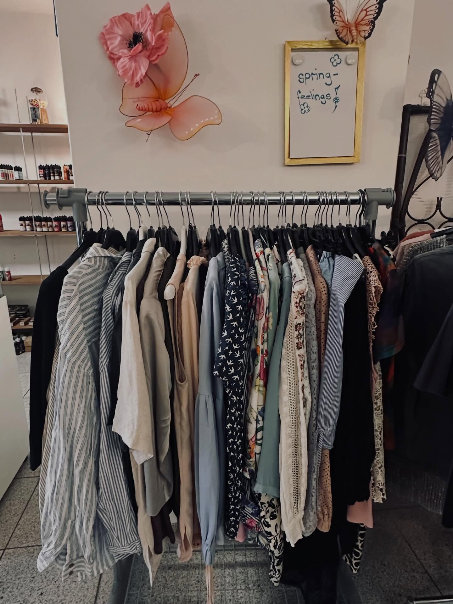 Frühling zum Anziehen 🌷💚
Unsere neuen Secondhand-Frühlingskleider sind da – leicht, farbenfroh und voller Charakter.
Nachhaltig shoppen & Lieblingsstücke entdecken. ♻️✨
Komm vorbei und verlieb dich neu!
#Secondhand #Frühlingsmode #Nachhaltig #Kloten #Lebensart