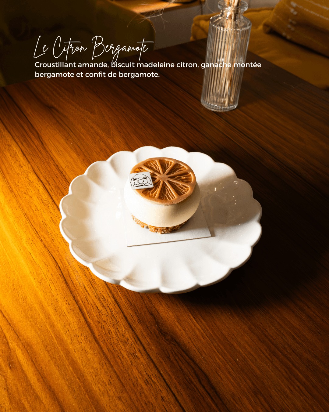 🍋 Citron-Bergamote – Explosion de fraîcheur !
Un croustillant aux amandes pour la texture, un biscuit madeleine au citron moelleux et parfumé, une ganache montée à la bergamote légère et aérienne, le tout sublimé par un confit de bergamote intense en goût. Une harmonie acidulée et gourmande qui va réveiller tes papilles ! ✨😋