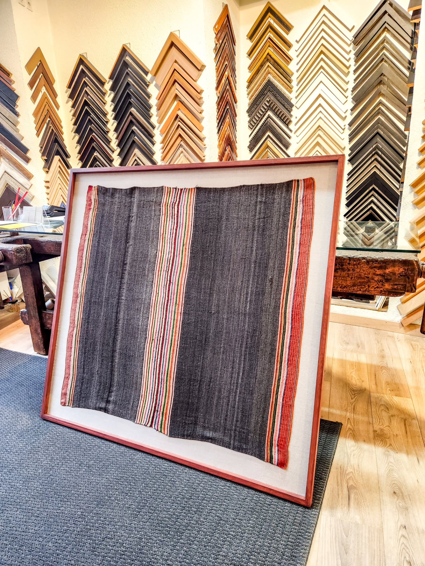 Encadrement spécial d'un grand tissu, sur un fond marouflé de tissu gris clair. La teinte faite à la main du cadre en chêne donne un rappel de couleur pour habiller et mettre en valeur.
🇬🇧 Special framing of a large fabric on a light gray fabric-covered backing. The hand-stained oak frame provides a color accent to complement and enhance the piece.
#artframing #frameyourart #encadrement #encadreur #cadresurmesure