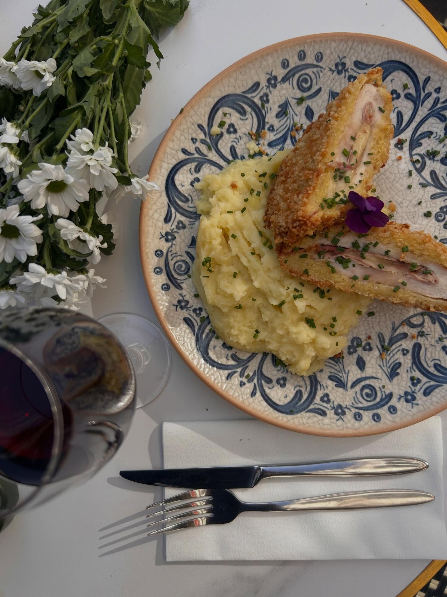 🗯️ Nouvelle spécialité à découvrir !
Le cordon bleu signé Marguerite 🌼
Concocté avec attention et une touche d’amour inimitable !
#paris #onmytable #chezmarguerite #bouillonparisien #bonneadresseparis