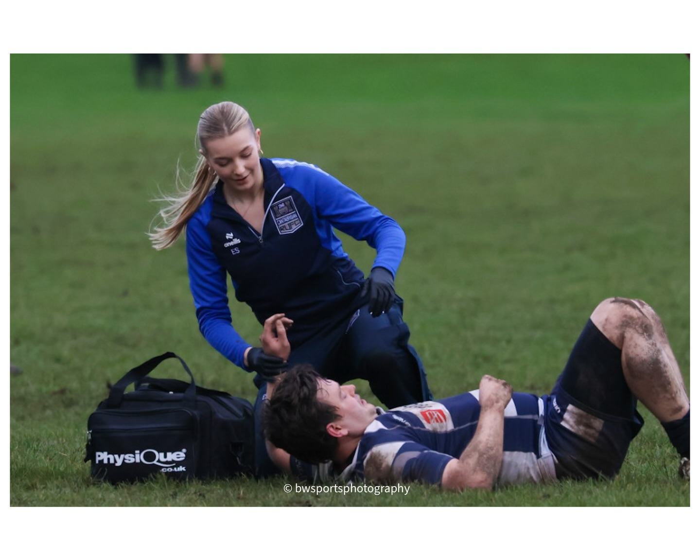 Our physio @elliestedders in action on the pitch looking after our 2XV squad..thank you to @physiquemgmt for the fantastic bags which help make our physios match days run smoothly 💪🏻
📸 @bwsportsphotography
#rugby #cantabs #cantabsrugby #physio #rugbyphysio