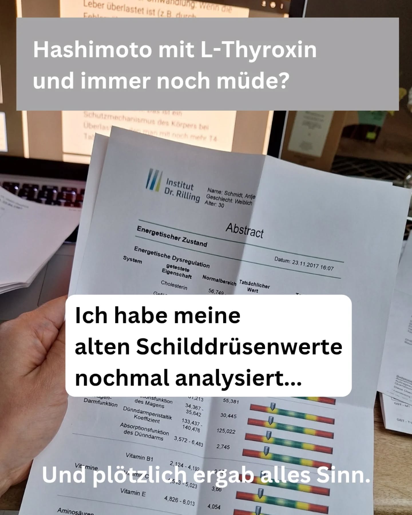 👉 Hast du schonmal was vom fT3/fT4-Quotienten gehört?
Ich konnte gar nicht wacher sein, weil T3 oder T4 bei mir nie das Problem war.
Jetzt fragst du dich vielleicht T3.. T4? 👀🤔...
Was ist das überhaupt und wie hilft mir das?
Ja. Gute Frage 😉👇
T4 ist das Hormon, was in L-Thyroxin enthalten ist.
Und dieses Hormon soll die Schilddrüse bei einem erhöhten TSH-Wert entlasten. Dafür ist L-Thyroxin ursprünglich gedacht.
Es bringt dir das Hormon mit, damit deine Schilddrüse es nicht selbst herstellen muss und das wiederum senkt deinen TSH-Wert.
Aber nicht unbedingt deine Müdigkeit.
Denn ein erhöhter TSH-Wert allein
hat eigentlich gar keine Aussagekraft für die Behandlung von Hashimoto und den Status deiner eigentlichen Gesundheit.
Er zeigt nur die Überforderung deiner Schilddrüse an, aber nicht den Grund dafür.
Und der ist nicht immer fehlendes T4 (L-Thyroxin).
Was du eigentlich brauchst, ist T3.
Und hier kommt der fT3/fT4-Quotient ins Spiel.
👉 Er zeigt dir an, wie gut deine Leber das T4 (L-Thyroxin) in aktives T3 (fT3) umwandeln kann.
Denn das brauchst du wirklich, um deine Schilddrüse zu regulieren.
Hast du zu wenig, bleibst du müde.
Hast du genug, wie es bei mir der Fall war – und dein T4 auch im Normalbereich ist – und du dazu noch einen guten fT3/fT4-Quotient hast, wie bei mir – VOR L-Thyroxin –
dann brauchst du eigentlich kein extra T4.
Und das hat mir erklärt, wieso ich damals immer noch so müde war – trotz L-Thyroxin – und nichts besser geworden ist, sondern sogar schlimmer.
Denn:
Ich hatte genug T4 (eigenes).
Und jetzt mit L-Thyroxin sogar zu viel.
Und das hat meinen Körper müde gemacht.
Nicht zu wenig T4, sondern zu viel 😳🤯
👇
Nun musste die Leber das Übermaß an L-Thyroxin wieder abbauen. Jegliche Hormone by the way... auch die Antibabypille und noch weitere Hormone aus Essen, Wasser, Kosmetika etc...
Und das hat mich Energie gekostet.
Viiiel Energie.
👉 Und so wurde ich immer müder, je länger ich L-Thyroxin nahm.
Weil Hashimoto in meinem Fall kein T4/T3 Problem war, sondern eine aktive Entzündung. Und die senkst du nicht mit L-Thyroxin.
Da brauchst du andere Hebel.
Wenn du magst, rechne auch deinen Wert mal aus 👇