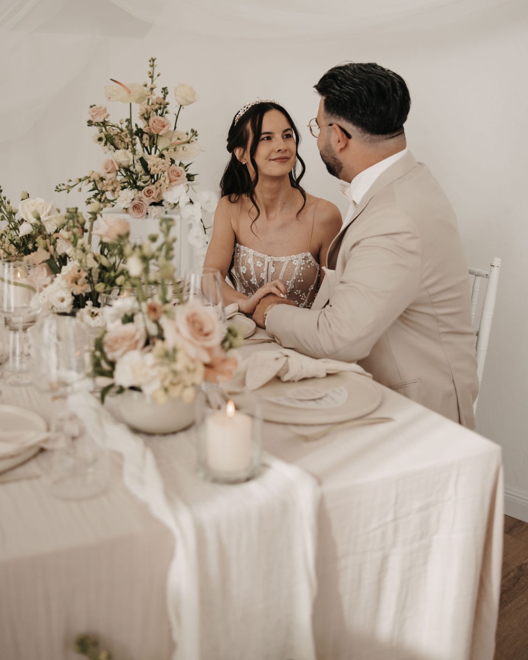 Warum wirken Konzepte eigentlich so, wie sie wirken? Und was macht dieses Konzept so besonders und zeitlos?
Das liegt hier vor allem daran, dass die Farben in diesem Konzept keine Kontraste bilden und es von den verschiedenen Materialien und Texturen lebt. Das lässt es besonders natürlich wirken und Natürlichkeit ist zeitlos.
Softes Rosé und natürliches Beige harmonieren, während die verschiedenen Materialien wie Gazestoff und Glas für Tiefe sorgen.
Dieses Konzept setzt weniger auf Statements und lebt von seiner Natürlichkeit, die schon fast an einen Frühlingsgarten erinnert.
Wenn dir dieses Konzept gefällt, speichere es dir ab oder sende mir direkt eine Anfrage. Ich freu mich euch kennenzulernen 🤍
Planung, Organisation & Fotografie: @traumfabrikfotografie
Floristik & Dekoration: @ivyandrose_de
Hair & Make Up: @alisha.thi_makeupartist
Papeterie: @noorddesign
Kleid: @emotionsgeladen.brautmode
Anzug: @bespoke_oldenburg
Ringe: @traumringe_oldenburg
Brautstrauß
Hochzeitsfloristik
Hochzeitsdeko
Hochzeit 2026