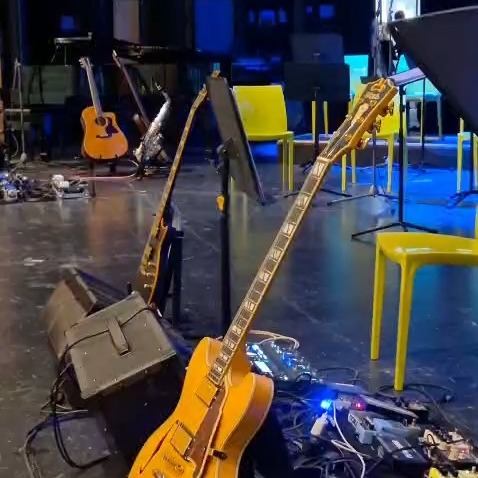 איזה ערב היה לנו אתמול ב "מוזה"! ✨🎸
תלמידות ותלמידי האולפן למוסיקה של ביה"ס המשותף , בהובלתו של עמיר סטולר, העלו אמש את הערב המרכזי המסורתי שלהם!
השנה, בחרו באולפן להצדיע ליצירתה של המשוררת והפזמונאית רחל שפירא
(מה אברך, שיר של יום חולין, עוד יהיה לי, היי שקטה, ועוד.. ועוד.. ועוד..)
לאורך הערב ביצעו ההרכבים השונים שירים מתוך הרפרטואר הבלתי-נגמר של שפירא, שגם כיבדה את הערב בנוכחותה.
יישר כח וברכות לכל קהילת ביה"ס המשותף והאולפן למוסיקה, על ערב מלא בהשראה, ביצירתיות, במקצועיות ובעיקר באהבה.
נתראה בשנה הבאה!
אסיף איזק ראש המועצה האזורית חוף הכרמל