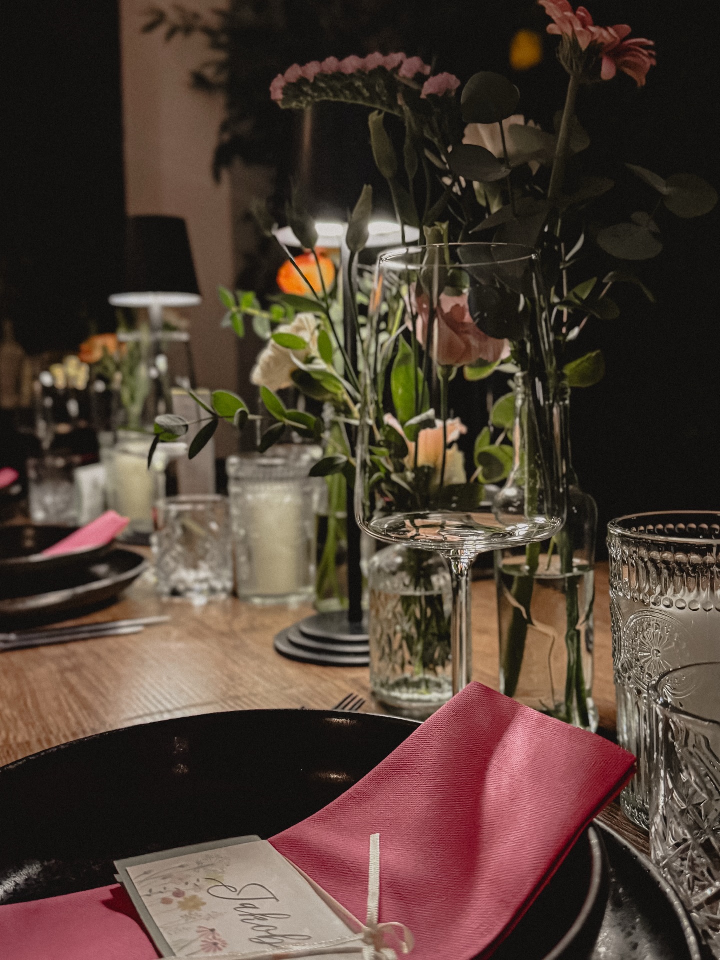 WEDDING SEASON 2026 - WE ARE READY FOR YOU 🌷💍
Der Frühling steht vor der Tür, die Liebe liegt in der Luft und wir freuen uns schon jetzt riesig auf all unsere anstehenden Hochzeiten in diesem Jahr!
Wenn auch Ihr noch auf der Suche nach einer passenden Location seit, wie wäre es dann mit einer entweihten Kapelle, die Platz für 60 Personen bietet, dem ersten Tanz unter der Glaskuppel und dann auch noch nur 2 Gehminuten vom Passauer Standesamt entfernt? 😉
Natürlich freuen wir uns auch auf alle kleineren Gesellschaften welche im engsten Kreise zusammensitzen möchten 🤍
Ps: auch Hochzeiten außerhalb unserer Öffnungszeiten stellen keinerlei Problem da!
Schreibt uns jederzeit eine Mail an hallo@zwo20.de !
#wedding #zwo20passau #passau #hochzeitslocation