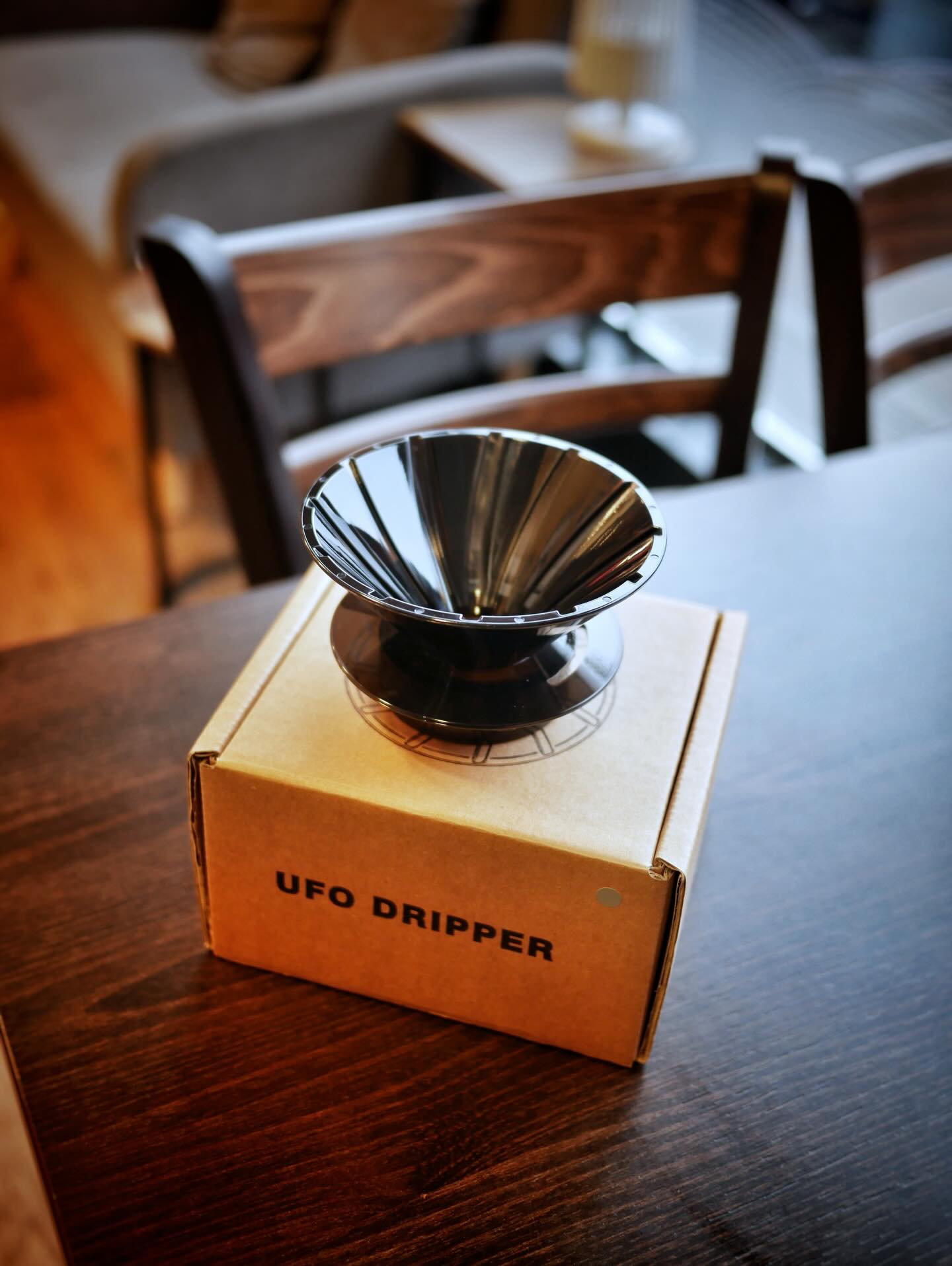 UFO 80° Clarity Brewer Set ☕🛸
Designed for consistency. Built for clarity.
The 80° inner angle slows down flow and increases contact time —
making it less sensitive to dose changes and more forgiving to brew.
With its air channel design (instead of ribs), pressure stays balanced,
drawdown stays smooth, and clarity shines through.
For everyday brews.
For dial-in days.
For coffee you can trust.
Available now at SHEEP MAI MAI.
Includes original UFO paper filters.
#SheepMaiMai #PourOverCoffee #UFODripper #CoffeeBrewing #SpecialtyCoffee