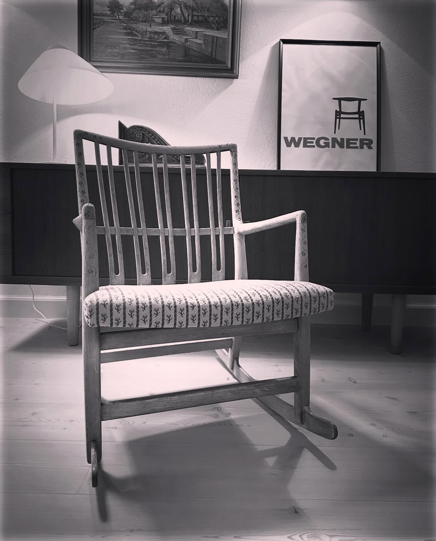Hans J. Wegners gyngestol ML33 er et af de tidlige mesterværker fra begyndelsen af 1950’erne – fremstillet hos Mikael Laursen. En stol, hvor bevægelse og håndværk smelter sammen.
De fine træudskæringer i armlæn og ryg vidner om en tid, hvor selv de mindste detaljer blev givet betydning. Her mødes det skulpturelle og det funktionelle. Gyngestolens rolige rytme. Træets varme. Håndens spor i materialet.
ML33 er ikke bare en gyngestol.
Den er et stykke levende dansk møbelhistorie – fra en periode, hvor Wegner for alvor formede sit formsprog og sin kompromisløse respekt for træets natur.
En stol, man ikke blot betragter.
Men oplever.
#hansjwegner #ml33 #wegner #danskdesign #møbelkunst midcenturydesign