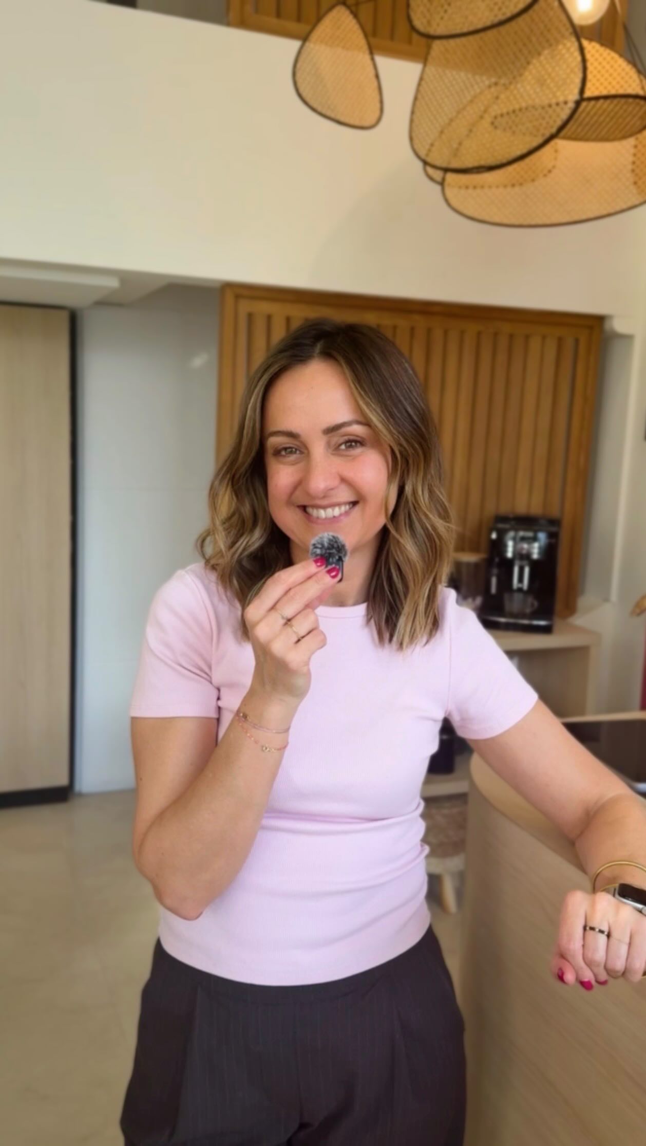 À l’occasion de la Journée internationale des droits des femmes, j’ai posé une question toute simple à toutes ces femmes :
Qu’est-ce qui vous fait vous sentir belle ? 🤍
Les réponses sont toutes différentes… et c’est ça qui est beau.
Un moment pour soi, se sentir libre, réaliser un nouveau projet, être bien entourée, une coupe de cheveux qui nous fait nous sentir bien…
Des réponses simples, sincères, qui montrent que se sentir belle commence souvent par se sentir bien avec soi-même.
En cette journée dédiée aux femmes, c’est aussi un beau rappel :
nous sommes toutes fortes, toutes uniques, et chacune mérite de se sentir belle et légitime d’être exactement qui elle est. 🩷
Et à toutes mes clientes : merci.
Merci pour votre confiance, vos échanges, vos rires et ces moments partagés au salon.
Vous êtes une vraie source d’inspiration au quotidien. ✨
Et vous, qu’est-ce qui vous fait vous sentir belle ?
Dites-le moi en commentaire 💬