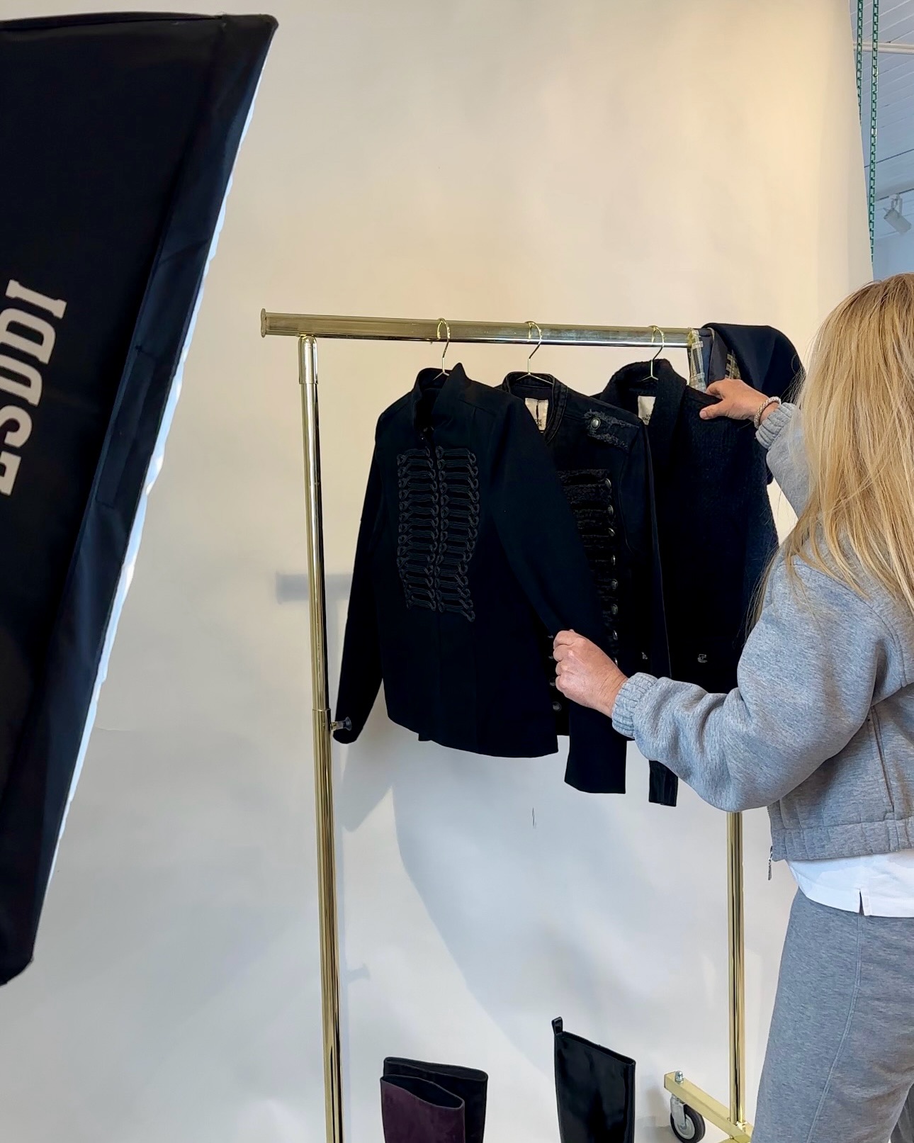 Der Plan war ein anderer.
Kartons öffnen.
Sortieren.
Aufbügeln.
Aufsteamen.
Dann kam der erste Karton der Kollektion Winter Sofie Schnoor für Liefertermin September/Oktober.
Und plötzlich war der Plan egal.
Schuhe, Accessoires und Farben, die sofort Begeisterung ausgelöst haben.
Wir waren so verliebt, dass wir direkt anfangen mussten Content zu drehen.
Louisa hat spontan erste Styles kombiniert und alle Detail unter die Lupe genommen.
Bei Schal und Mantel wollte sie am liebsten direkt Richtung Wochenende verschwinden.
So viel können wir sagen
Der zweite Drop ist, wie schon Drop 1 so stark. ⚡️
➡️ Swipe für mehr Details und Inspirationen.
Wir starten ab dem 12.März. in die Order Saison mit Liefertermin September/Oktober.
Showroom Termine sind ab nächster Woche bis 13. April möglich.
Den Link zur Terminbuchung findet ihr in unserer Bio.
Sichert euch gerne direkt euren Wunschtermin.
Wir wünschen euch ein schönes Wochenende,
Eure Carmen
⸻
Willkommen bei Carmen Fischer Agents.
Unser Showroom im Düsseldorfer Lorettoviertel ist ein Treffpunkt für internationale Fashion Labels und den stationären Handel.
Hier entdecken Concept Stores, Boutiquen und Einkäufer eine sorgfältig kuratierte Auswahl aus Fashion, Schmuck, Accessoires und Schuhen.
Wir glauben an starke Marken, persönliche Beziehungen und Kollektionen, die im Handel wirklich funktionieren.
📍 Düsseldorf
👗 Fashion, Schmuck, Accessoires, Schuhe
🤝 Für Concept Stores, Boutiquen und Einkäufer
Sie möchten unsere Marken kennenlernen?
Buchen Sie Ihren Termin über den Link in unserer Bio.
#carmenfischeragents #modeagentur