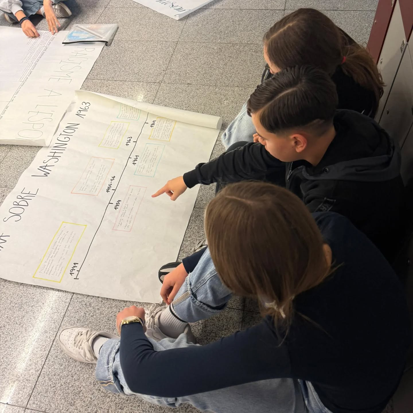 📚 Projectes a l’aula: La discriminació al llarg del temps
Recentment, a les aules de 2n d'#ESO han treballat la discriminació al llarg de la història a través d’una activitat col·laborativa molt especial
Cada grup d'alumnes ha investigat un tipus de discriminació diferent i ha creat la seva pròpia línia del temps, identificant moments clau, canvis socials i fites importants 📍
Després de la recerca i la preparació, cada equip ha exposat la seva línia del temps davant de tota la classe, compartint el que han après i reflexionat sobre com aquestes situacions han evolucionat al llarg dels anys ⌛