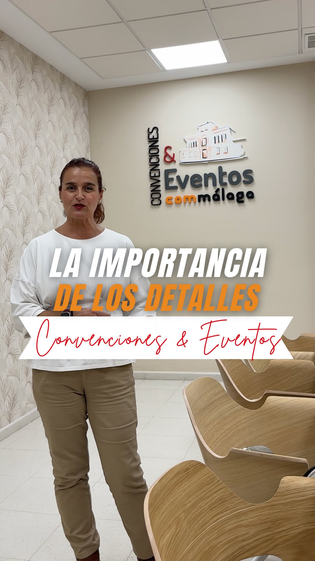 El detalle que más afecta a la atención en un evento (y casi nadie cuida).
Si estás organizando un evento, esto puede marcar la diferencia entre que te escuchen… o que desconecten.
La distribución del espacio importa más de lo que crees.
La distancia al escenario, la visibilidad, el tipo de montaje…
No es lo mismo un formato teatro que uno en aula o en U.
Cada disposición cambia cómo el asistente escucha, participa y se implica.
Un buen evento no solo se oye.
✨ Se vive cómodo.
Si estás planificando algo y quieres que realmente funcione, empieza por aquí.
📌 Guarda este reel y escríbenos si quieres que te ayudemos a diseñarlo bien desde el principio.
#EventosMálaga #OrganizaciónDeEventos #ConvencionesMálaga #EventosCorporativos #SalasParaEventos NetworkingMálaga EventosProfesionales