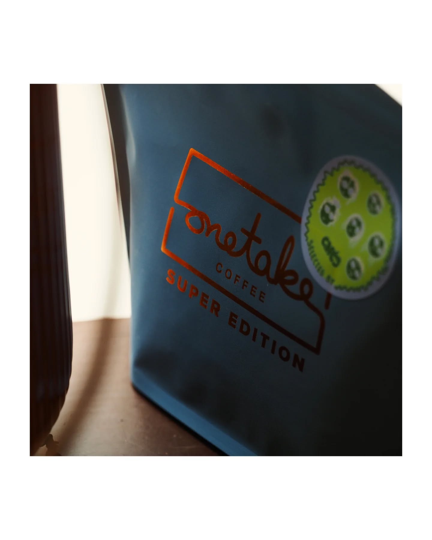 @onetake.coffee ist back on the shelves!
Ziwa . Kenya . Washed
Special Edition aus Kenya? Let’s Go! Dieses Mal gibt’s einen seltenen Single Estate Kaffee von Esther Kariuki, aus den üblichen Varietäten SL 28, Ruiru und Batian. Die Tasse läuft über vor intensiver Säure und tiefer Süße von Hagebutten, Hibiskus und juicy Johannisbeeren. Abgerundet wird das Erlebnis durch ein volles Mundgefühl und einen marmeladensüßen Nachgeschmack. Ein Knüller und mehr als verdient eine Superedition!
Saturnino Lima . Guatemala . Washed
Frisch Ernte incoming! Simpel und Süß kommt dieses runde Lot aus den Varietäten Pache und San Ramon daher. Wir schmecken hier süße Trauben in Kombination mit leichter Herbalität und einer langanhaltenden Süße von Milchschokolade. Ein super comfy Kaffee um den Tag zu starten!
Gonzaléz . Honduras . Natural
Dieser Kaffee der Varietät Lempira kommt von David Gonzalez aus der Region El Paraiso in Honduras. Durch die Verarbeitung als Natural kommt verdammt viel Fruityness in der Tasse an, ohne mit dem Funk zu übertreiben. Wir schmecken intensive Waldbeeren, reif-aromatische Kiwis und eine weinige Säure, mit einem Finish, welches an herbe Schokolade erinnert. Eine Fruchtbombe, welche Ihr euch nicht entgehen lassen solltet!
Santa Jucy . Brasilien . Pulped Natural
Klassischer Filter mit abgerundeter Säure ist dieses Mal auch am Start und er kommt von der Fazenda Santa Jucy. Dieser Red Catuai ist angenehm sauber verarbeitet und bringt süße gelbe Früchte in die Tasse, wird ergänzt durch helles Karamell und cremige Nussnoten. Perfekt für den Einstieg, oder als Batch, der einfach allen schmeckt!
Außerdem haben wir natürlich noch ein paar Espressi mitbestellt und auch den Arsosala aus Äthiopien nochmal nachgeordert!