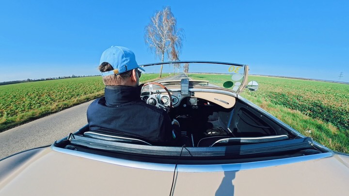 The Racing Queen is back from hibernation... with the first warm temperatures, we took our Austin Healey 100/4 BN 1 in the rare color „Coronet Cream“ out of the garage. The first outing of 2026 took us to the Eifel National Park and gave us the opportunity to try out our new @insta360 camera, which we attached to the car with a suction cup. Even without the rally instruments in the cockpit (they are mounted on a plate and can be installed and removed as desired), we had our first driving fun of the new year. This time, @tazio_nuvolari_collection (clothing) and @cafeleather (gloves) were on board. However, I bought these myself, so this is not an advertisement. #AustinHealey #CoronetCream #RacingQueen #ClassicCar #Oldtimer