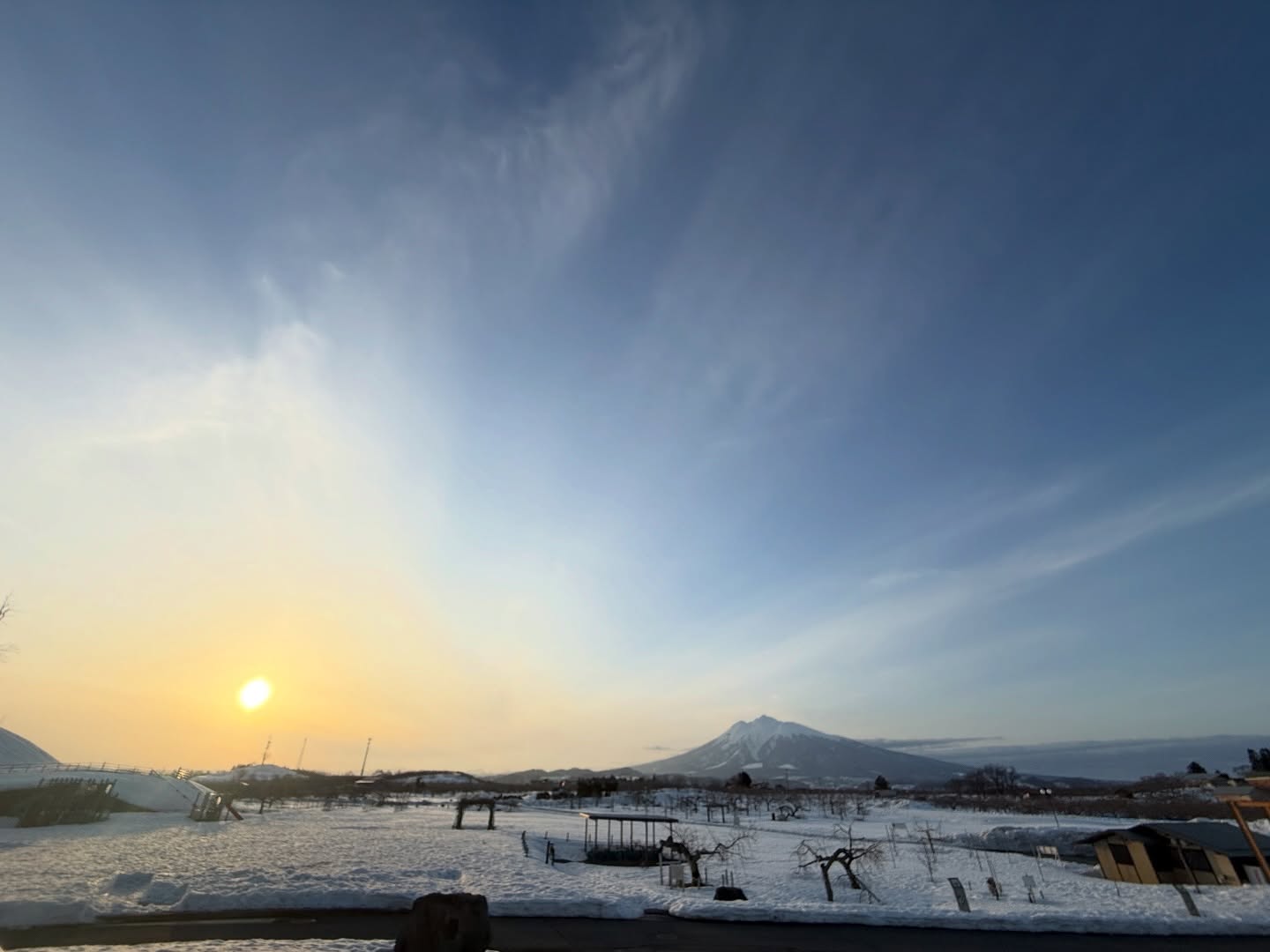 出会い
先週末の2日間、
喫茶ラビリンスには、我々が予想していた
以上にお客様が来てくれた。
久しぶりにお会いする常連の方も多く
もう、元ストアーは空っぽだったのに…
日曜日は、とある組み立て作業をしようと
思ってたけど、嬉しくて、ずっと喫茶の
ヘルプをしながら
懐かしいお客さんと話していた。
我々は、何を求め、何を忘れていくのだろう。
減っていくインスタのフォロワーを見ながら
自分の中では、「もう関係ないんだ。」と思う
ようにしている。
なのに、無意識のうちにこうやって
書いているのは....
ただ、気持ちが落ち着いたりするから。
今回、2日間でこれだけのお客様が
来てくださったのは、僕の力ではない。
長年にわたり関係を築いてくれたストアー
スタッフがいたからこそだ。
インスタのフォロワーを増やし、
マルシェを成功させ、
ディスプレイの質を守り続けてくれた。
アイデアをカタチにしてくれたのは、
製作スタッフをはじめ、彼ら、彼女たちだ。
ありがとう、心の中でつぶやいた。
昨日から青森・八甲田に来ている。
家族旅行で来たのは何年ぶりだろう。
子どもが小さい頃、ここで山スキーにはまった
時期があった。そのときお世話になった
山岳ガイドさんが独立し、ツアー客向けの宿
「SATOYA」を始めたというので、
久しぶりに山スキーツアーへ。
今日、ロープウェイは強風で運休。
2時間歩いて登り、滑り降りるのは
わずか20分。ゆっくり登坂しながら、
八甲田の大自然の中を歩く。
風が木々にぶつかり、自然の猛威を
感じさせる。
曇空の中、時折晴れ間がのぞく。
その瞬間、目の前は何とも言えない
白銀の世界だ。
写真では、とても捉えきれない。
old maisonが順調だった頃にも、
ここへ来ていたことを思い出す。
自然、それは僕にとって不思議な力を
与えてくれる。これからのことを考え、
イメージが膨らむと行動へ移す。
明日は、スキーがダメなら、
十和田湖近くにある
1000年の歴史をもつ秘湯"蔦温泉”へ
行こうかと思う。
旅は、日常から解放してくれる。
そこで少し冷静になれ、この先のへの
活力なったりするもんだ。
明日は、最終便で帰る。
久しぶりの旅、僕にとっては家族との
時間を取り戻し
リフレッシュできる時間だった。
old maison | 2026.3.2^_^