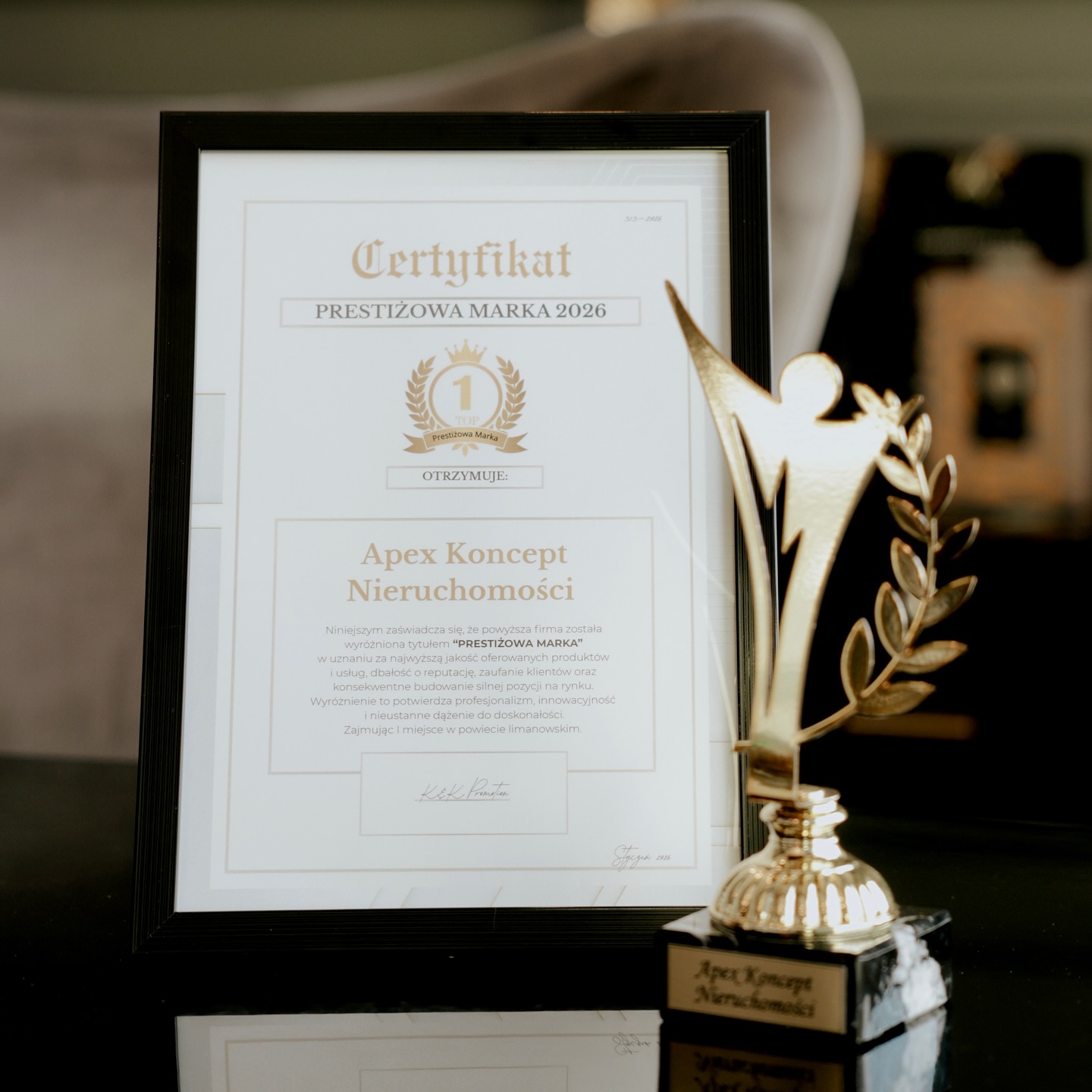 🏆 PRESTIŻOWA MARKA 2026 – I MIEJSCE W POWIECIE LIMANOWSKIM 🥇
Z ogromną dumą informujemy, że Apex Koncept Nieruchomości zostało wyróżnione tytułem „Prestiżowa Marka 2026”, zajmując I miejsce w powiecie limanowskim.
Wyróżnienie zostało przyznane w uznaniu za:
▪ najwyższą jakość oferowanych usług
▪ dbałość o reputację i zaufanie klientów
▪ konsekwentne budowanie silnej pozycji na rynku
▪ profesjonalizm, innowacyjność i nieustanne dążenie do doskonałości
To dla nas ogromny zaszczyt i potwierdzenie, że standardy, które wyznaczamy każdego dnia, mają realne znaczenie.
Dziękujemy naszym Klientom za zaufanie oraz całemu zespołowi za zaangażowanie i pasję.
To wspólny sukces. 🤍
Nie zwalniamy tempa – przed nami kolejne ambitne cele.
Dziękujemy, że jesteście z nami.
#ApexKoncept #PrestiżowaMarka2026 #1Miejsce #PowiatLimanowski #Nieruchomości #Zaufanie #Profesjonalizm