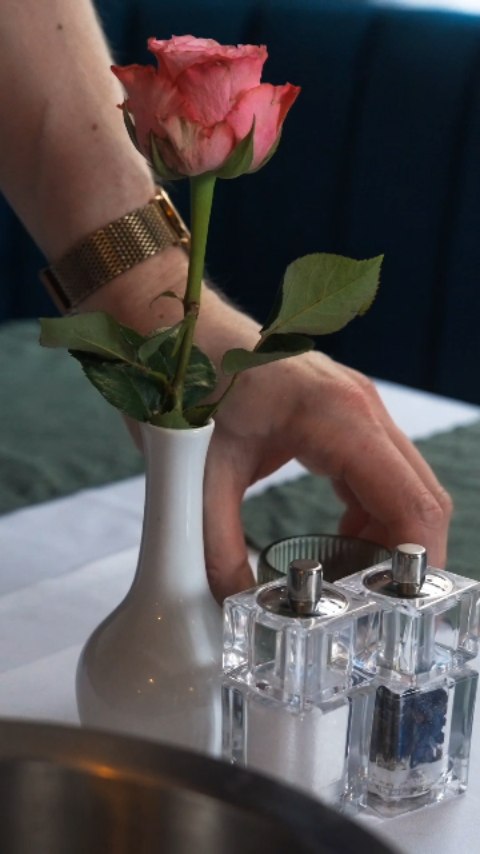 Tische sind gedeckt, wir freuen uns auf Euren Besuch. 🇫🇷🍽️
Wir tüfteln auch schon fleißig an der Frühlingskarte...🌱 Ihr könnt also gerne neugierig bleiben, was in den nächsten Woche so passiert.
/Mara
#rostock #rostockktv #frenchrestaurant #weinbar #frenchfood
Video by @ln_fotojourney