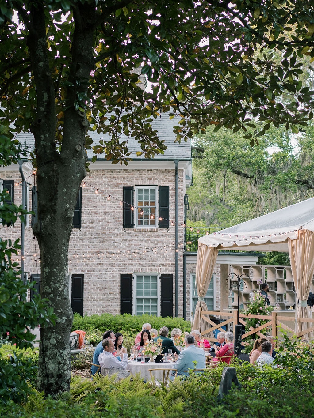 Backyard weddings ❤️
.
📸 @julielivingstonphotography