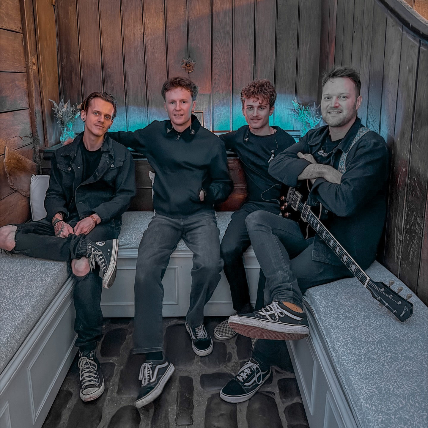 Pennard House.
Esmee & Ben married.
Champagne flowing.
Guests ready.
We’re about to play for their wedding Afterparty and bring the soundtrack to a celebration that deserves nothing less than an unforgettable night. 🎶🎸
#pennardhouse #weddingband #functionband #liveband