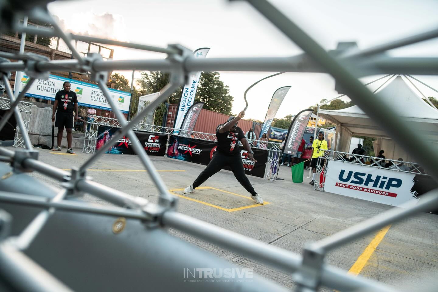 Ce n’est pas le bruit qui impressionne.
C’est la maîtrise.
Un regard.
Un geste.
Une précision millimétrée.