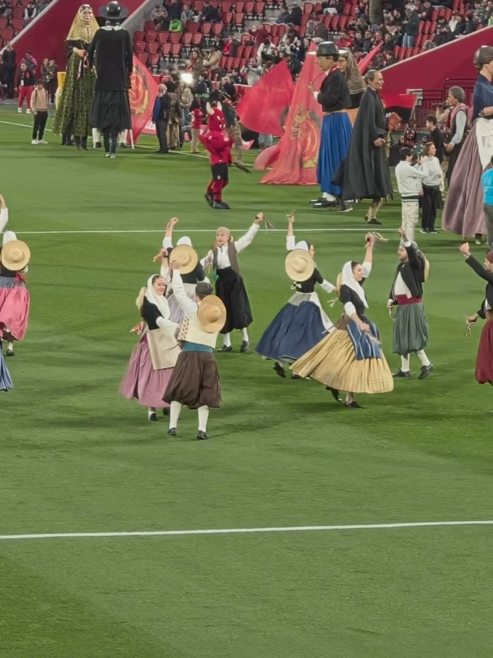Ahir vàrem celebrar el Dia de les Illes Balears ballant a l’estadi de Son Moix a a la prèvia del partit del @rcdmallorcaoficial
Avui hem continuat la celebració a l’acte institucional al Parlament de les Illes Balears, compartint escenari amb @arrelsdesantjoan i @esbroll.🫶