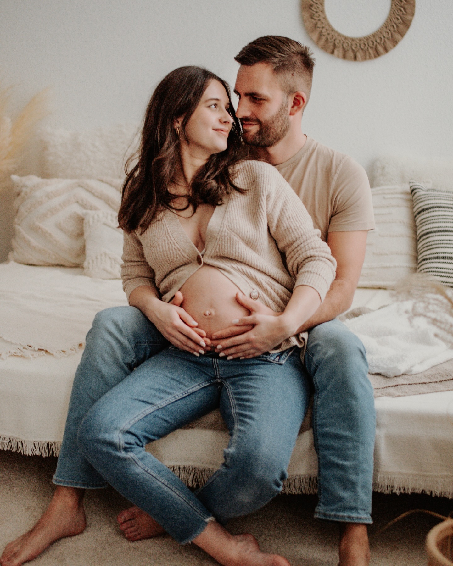 Ein Babybauchshooting im Studio fühlt sich anders an als draußen.
Es ist ruhig und fühlt sich fast ein bisschen wie ein Innehalten an. Kein Wind, kein Wetter, keine Ablenkung. Nur ein heller Raum, weiches Licht und Zeit für euch.
Im Studio entsteht eine ganz eigene Atmosphäre. Alles ist reduziert, nichts lenkt ab. Der Blick fällt nicht auf die Umgebung, sondern auf das Wesentliche. Auf eure Hände auf dem Bauch. Auf kleine Berührungen. Auf diesen besonderen Ausdruck zwischen Vorfreude und Staunen.
Vielleicht ist ein Studio-Shooting genau das Richtige für euch, wenn ihr euch hier wiederfindet:
• Ihr mögt es ruhig und ganz reduziert
• Ihr liebt klare, zeitlose Bilder ohne viel Drumherum
• Ihr wünscht euch Unabhängigkeit vom Wetter und eine sichere, planbare Atmosphäre.
Ein Studio-Shooting ist kein Ersatz für Natur, dass soll es auch garnicht sein 🌿. Es ist eine eigene Stimmung. Intim, weich und ganz bei euch.
Und manchmal ist genau diese Ruhe das, was diesen Moment so besonders macht.
Das bedeutet nicht, dass ich nicht mehr draußen fotografiere, es ist nur eine Alternative, wenn es zu EUCH besser passt. 🤍
