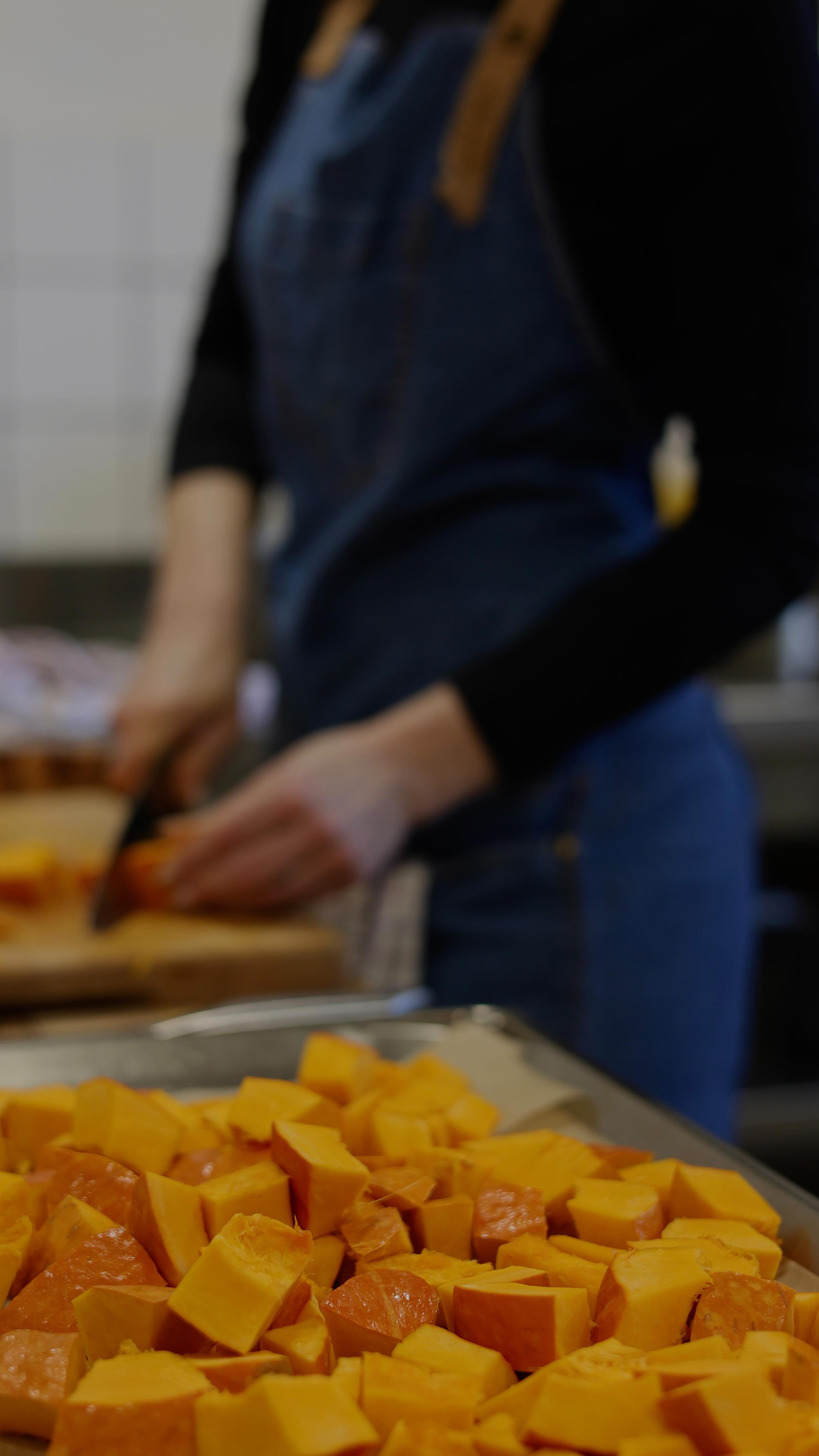 Pojďte se s námi podívat pod pokličku!✨
Sázíme na čerstvost, lokální farmáře a chutě, které vás překvapí. 🌱🧅🍴
#catering #obcerstveni #plzenskykraj #pilsen #bezubrusucatering