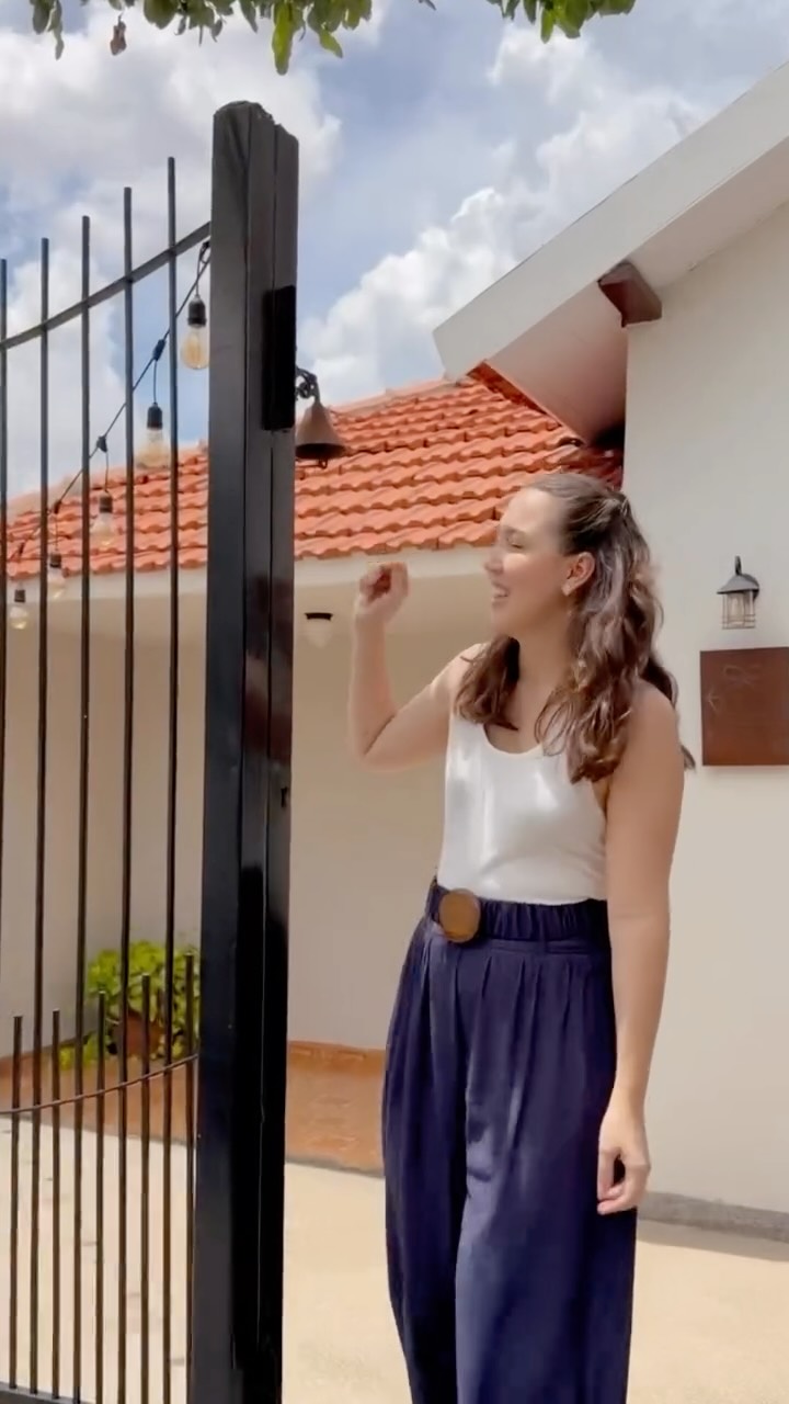 Vem conhecer um pouco mais da história e essência do ateliê ✨🫶🏻💗💫🏠
.
.
Nosso espaço físico fica na casa que era da minha avó materna (vó Candinha) irmã da tia Cida (que aparece no vídeo)
.
.
O quintal é uma espaço de troca, de memórias e laços. O café na casa da tia Cida é sagrado, todo sábado
.
.
Isso é um pouquinho do ateliê 🫶🏻