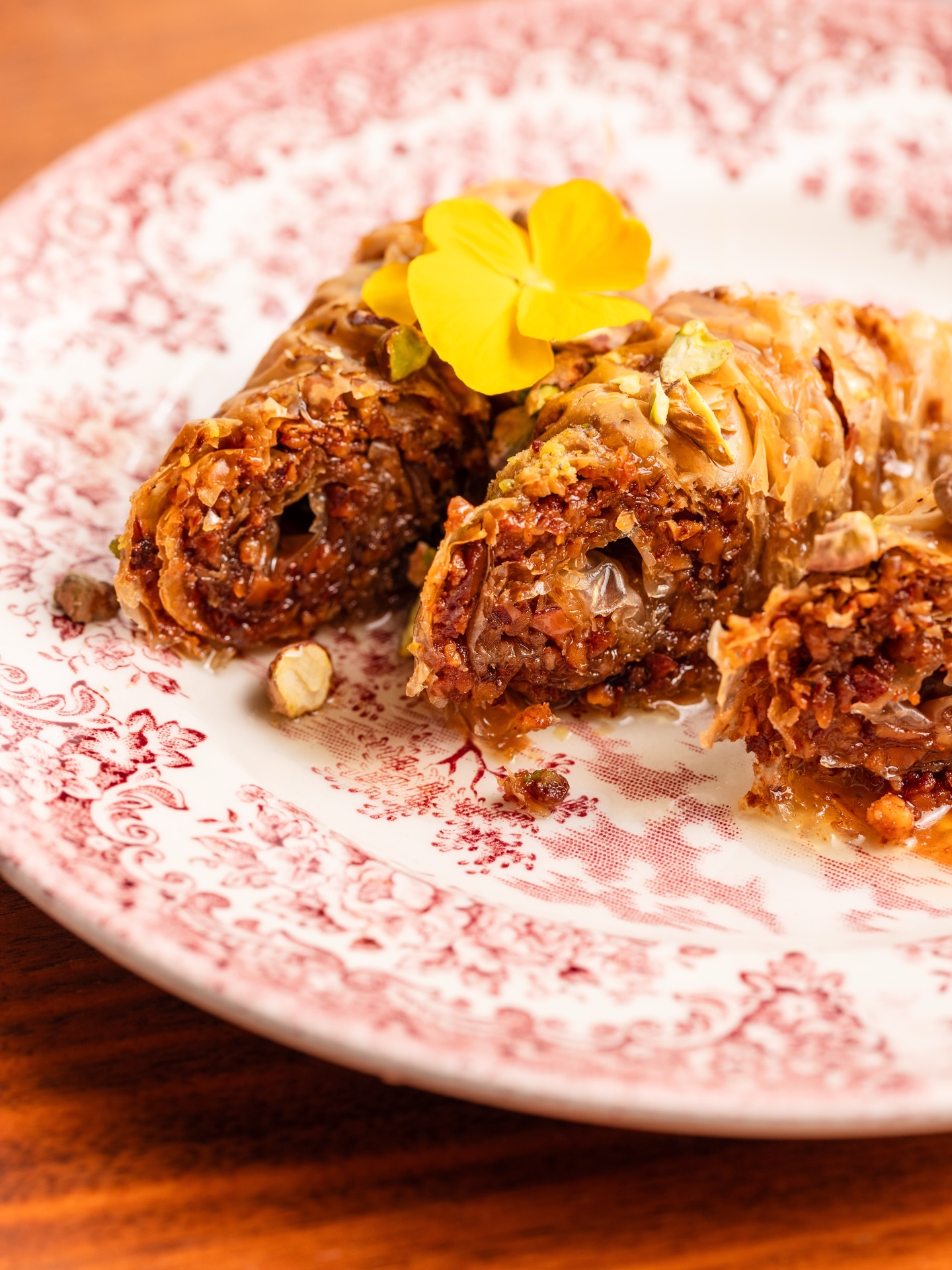 🍯 Le baklava, chez nous, se fait à la main.
Feuille filo par feuille filo.
Roulé un par un.
Un mélange de noix et de pistaches d’Égine, une pointe de cannelle @nomie.epices, et un miel de thym crétois qui vient napper le tout encore chaud.
Rien d’industriel.
Juste du temps, du geste, et le respect de la recette. Σπιτικό 100%.
📷 @thetravelbuds