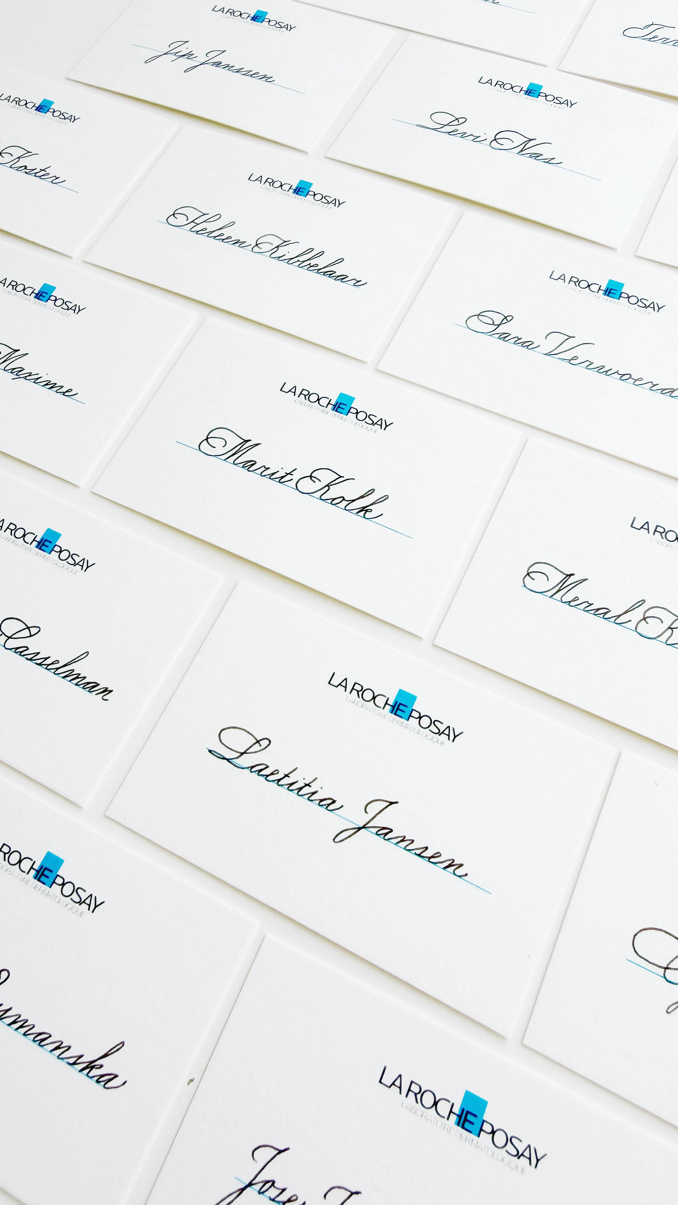Namecard calligraphy for @larocheposay
Afgelopen week mocht ik naamkaartjes schrijven voor een event van La Roche-Posay. Omdat de kaartjes vrij petite waren, en sommige namen van de gastenlijst vrij lang, koos ik voor cursief handschrift en het gebruik van een @sakura_europe micron pen en een 2mm x-hoogte ✌🏼
#eventcalligraphy #kalligrafie #calligrapher #kalligraferen #calligraphylettering✍️
