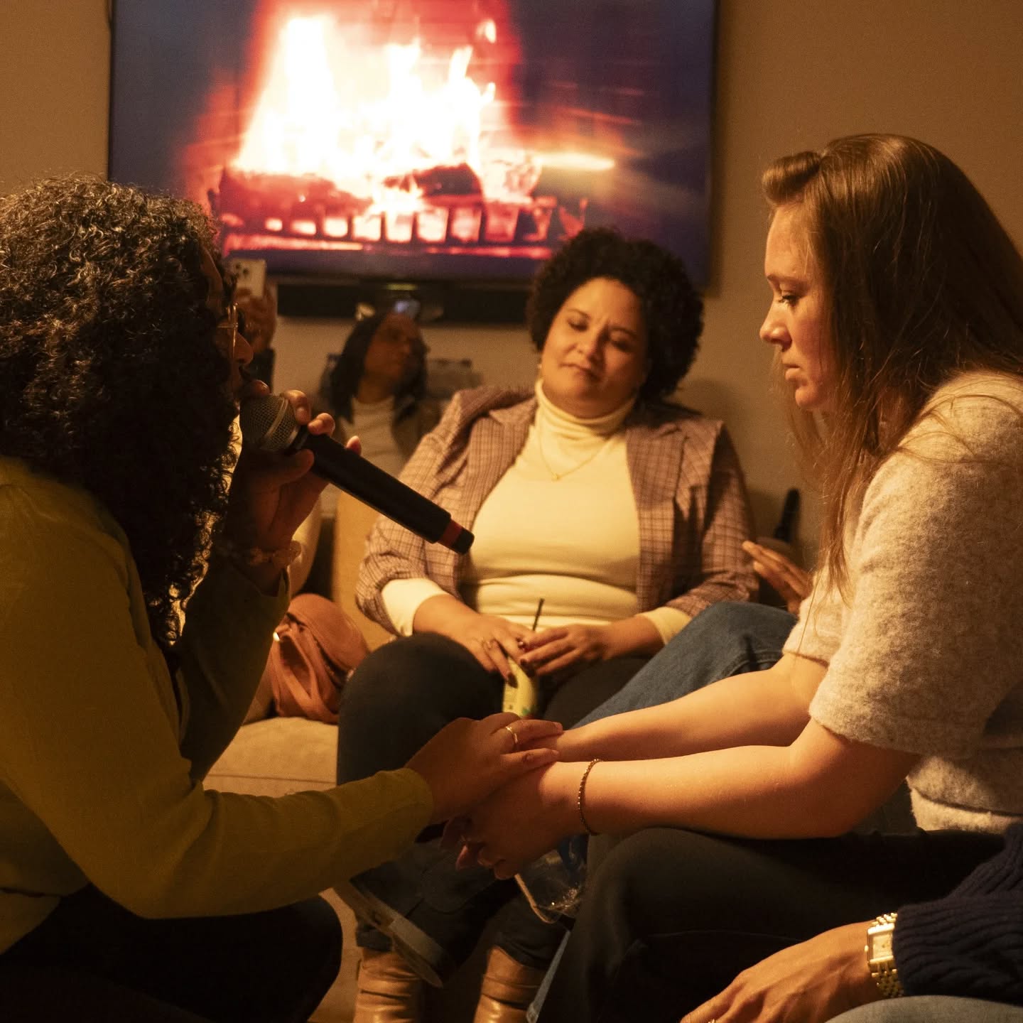 Gisteren mocht ik in een kleine, intieme setting een worship night leiden samen met @satchamadurovalies
Ik heb mijn getuigenis mogen delen en harten zien raken door muziek.
Samen hebben we de avond gevuld met stilte, rust en momenten om echt even adem te halen.
Dankbaar voor deze avond 🤗
#Worship #IntiemeAvond #Aanbidding