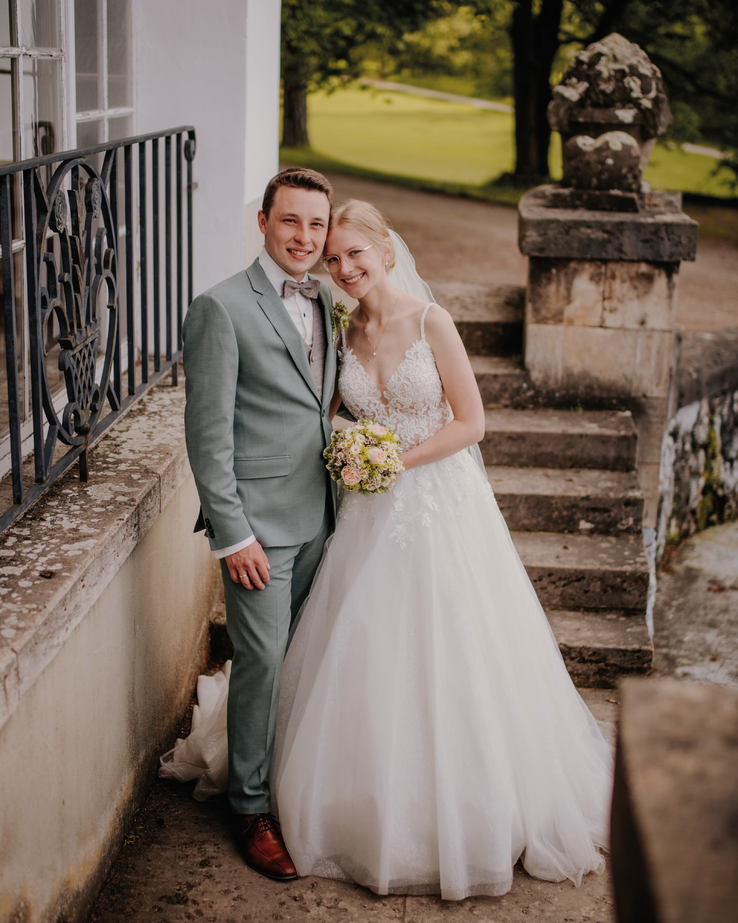 Am Hochzeitstag von Leonie und Chris hat es „leider“ geregnet, denn auch das gehört manchmal dazu.
Aber manchmal wünscht man sich trotzdem noch diesen einen Moment im warmen Abendlicht. Ohne nasse Haare, ohne Zeitdruck, ohne auf den nächsten Programmpunkt zu schauen.
Genau dafür ist ein After Wedding Shooting da.
Ihr zieht euch noch einmal an, aber diesmal ganz entspannt. Kein Ablaufplan, keine Gäste, kein Wetterstress. Nur ihr zwei und das Licht, das ihr euch eigentlich gewünscht habt.
Wir konnten diesen Abend voll auskosten. Die Sonne stand tief, der Park war ruhig, alles war weich und warm. So entstehen Bilder, die sich leicht anfühlen, natürlich und ungezwungen.
Ein After Wedding Shooting ist keine Wiederholung.
Es ist einfach eure Chance auf genau die Stimmung, die ihr euch vorgestellt habt. Und manchmal wird sie sogar noch schöner. 🌿
AFTER WEDDING SHOOTING THÜRINGEN
HOCHZEITSFOTOGRAFIN THÜRINGEN
FOTOGRAFIN SCHLEIZ