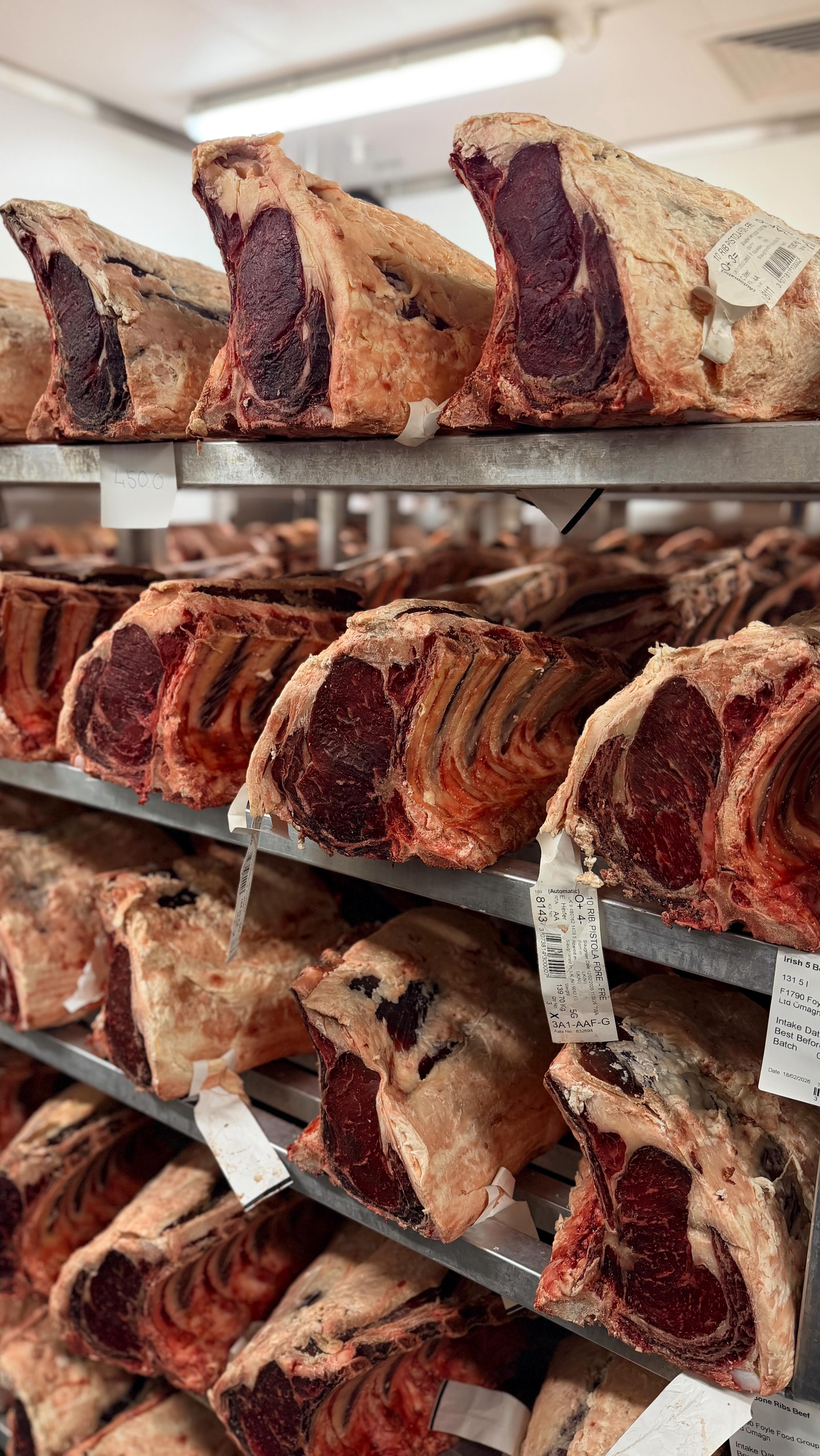 Had the pleasure of attending @aubreyallenwholesale yesterday 🥩 We’re extremely proud to be working with these guys who provide us with some of the best beef in the country!
WHAT MAKES OUR BURGERS STAND OUT👇
Dry aged for a minimum of 28 days
Top 1% of beef/grass fed only
High fat content
Quality is something we never sacrifice at Smiths 🫶🏼🍔