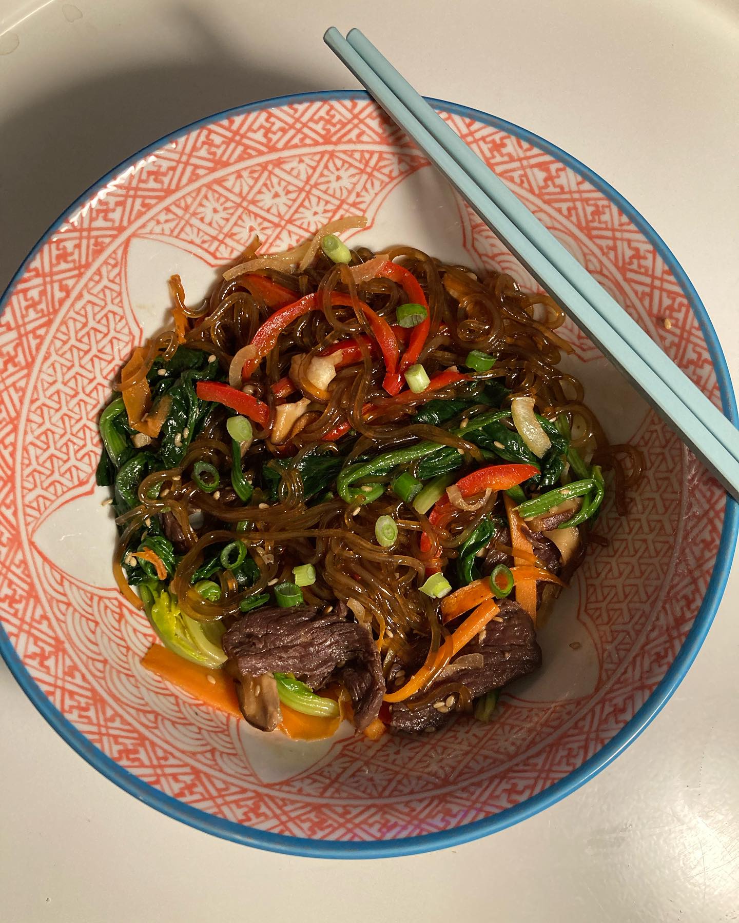 Vermicelles de patate douce aux légumes et au bœuf (Japchae)!
Voici une recette typiquement coréenne de nouilles sautées que j’ai savourée dans mon nouveau restaurant préféré coréen à Vincennes et que j’ai essayé de refaire, tellement je suis fan de ce plat.
Je me suis inspirée d’une recette du livre « Easy Corée » de Luna Kyung (aux éditions @mangoeditions ).
Pour 4 personnes: 200g de vermicelles de patate douce (dông-myeon), 100g d’onglet de bœuf, 200g d’épinards, 60g de shiitakés frais, 1 petite carotte, 1/2 poivron rouge ou jaune, 1 petit oignon, 1/2 c.a café d’ail haché, 2 c.a café de sucre, 2c.à soupe de sauce soja et huile de sésame grillé.
Marinade: 1/2 c.a café d’ail haché, 1 c.a café de sucre et sésame grillé, 2 c.a café de sauce soja, 1 c.a café d’huile de sésame grillé.
Faire tremper les nouilles 30mn dans de l’eau tiède. Couper la viande en amulettes et la mélanger avec les ingrédients de la marinade.
Laver, éplucher les épinards et les cuire à la vapeur. Les couper grossièrement.
Emincer finement tous les légumes, ainsi que l’oignon. Les cuire séparément au wok dans un peu d’huile neutre.
Faire cuire à feu vif quelques secondes la viande au wok. Réserver.
Égoutter les vermicelles, les couper en tronçons.
Dans une casserole, faire bouillir 300ml d’eau avec le soja, l’huile de sésame et le sucre. Y ajouter les vermicelles et les cuire à feu moyen en remuant jusqu’à totale absorption de l’eau.
Les ajouter dans le wok, avec la viande et les légumes. Mélanger délicatement!
Possible d’ajouter quelques graines de sésame et un peu de piment!
Servir bien chaud!
#nouilles #vermicelles #dangmyeon #wokcooking #cuisinecoréenne #coreanfood #coreancooking #asianfood #cuisineasiatique #dietetiquechinoise #cuissonauwok #madreperlamtc