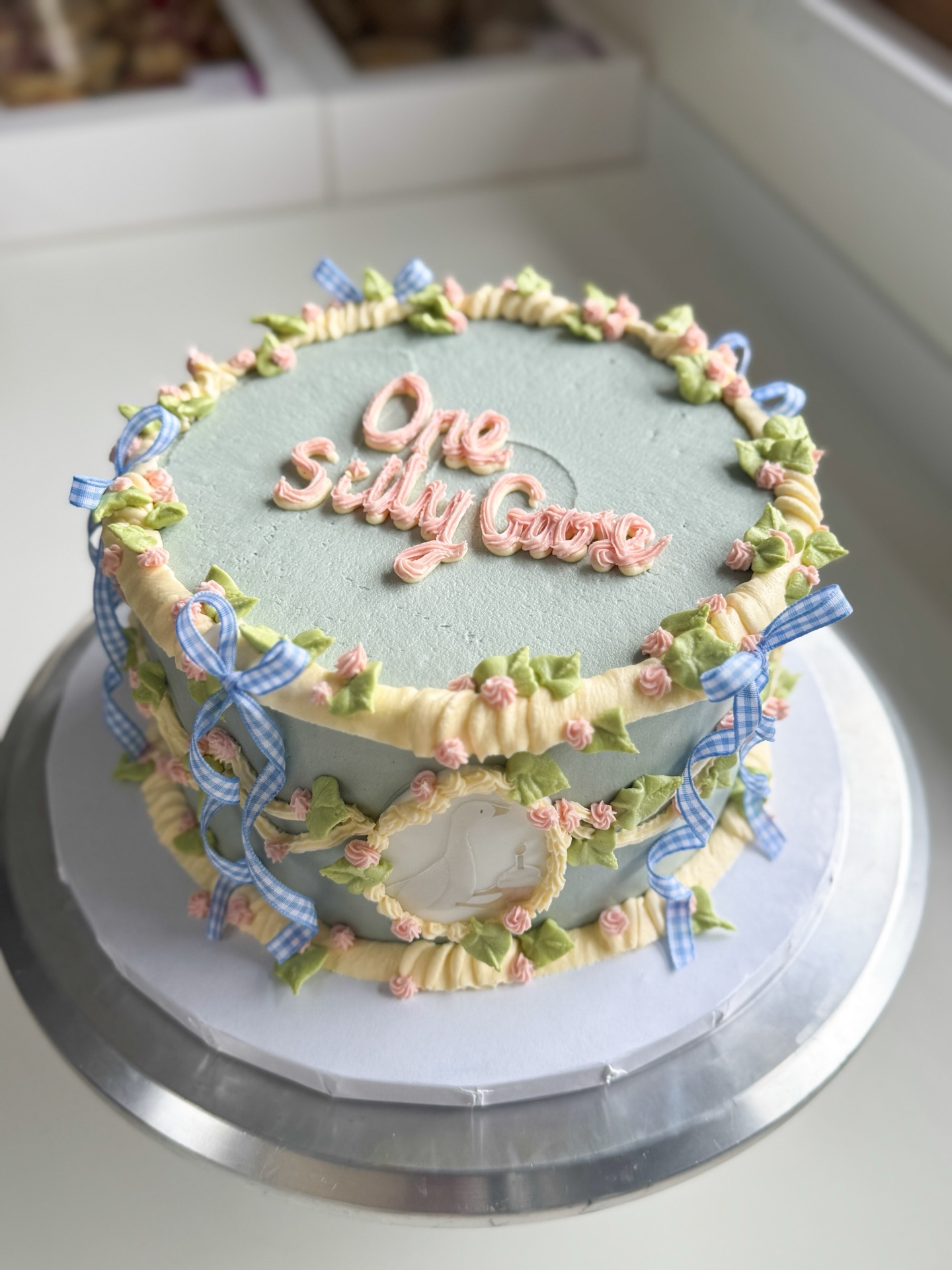 One Silly Goose 🪿🩵
Soft duck-egg blue, blush piping and gingham bows all wrapped around the sweetest little goose detail. Vintage, playful and just the right amount of extra.
Every leaf, swirl and tiny rose piped by hand — swipe through to see the details, and the final clip shows it all coming together 🎥✨
Themed cakes but make them timeless.
#onesillygoose #vintagecake #vegancakedecorator #pastelcake #derbybaker